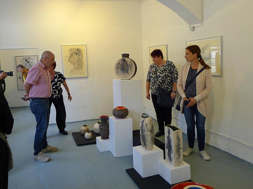 6 Menschen betrachten Keramikvasen in unterschiedlichen Größen. © Sven Schmidt