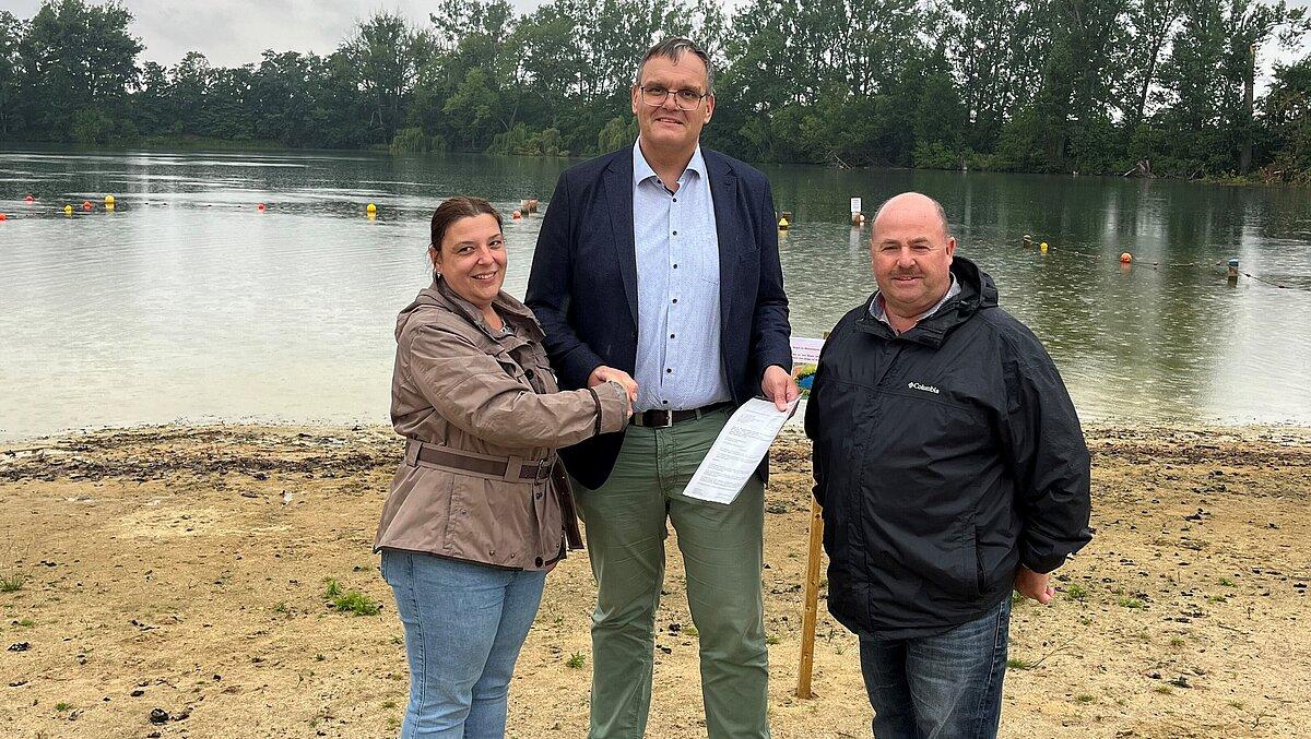 Frau Manuela Totzke, Angestellte Strandbad Aga GmbH, Bürgermeister Kurt Dannenberg, Bernd Müller, Ortsteilbürgermeister bei der Übergabe des Bescheides