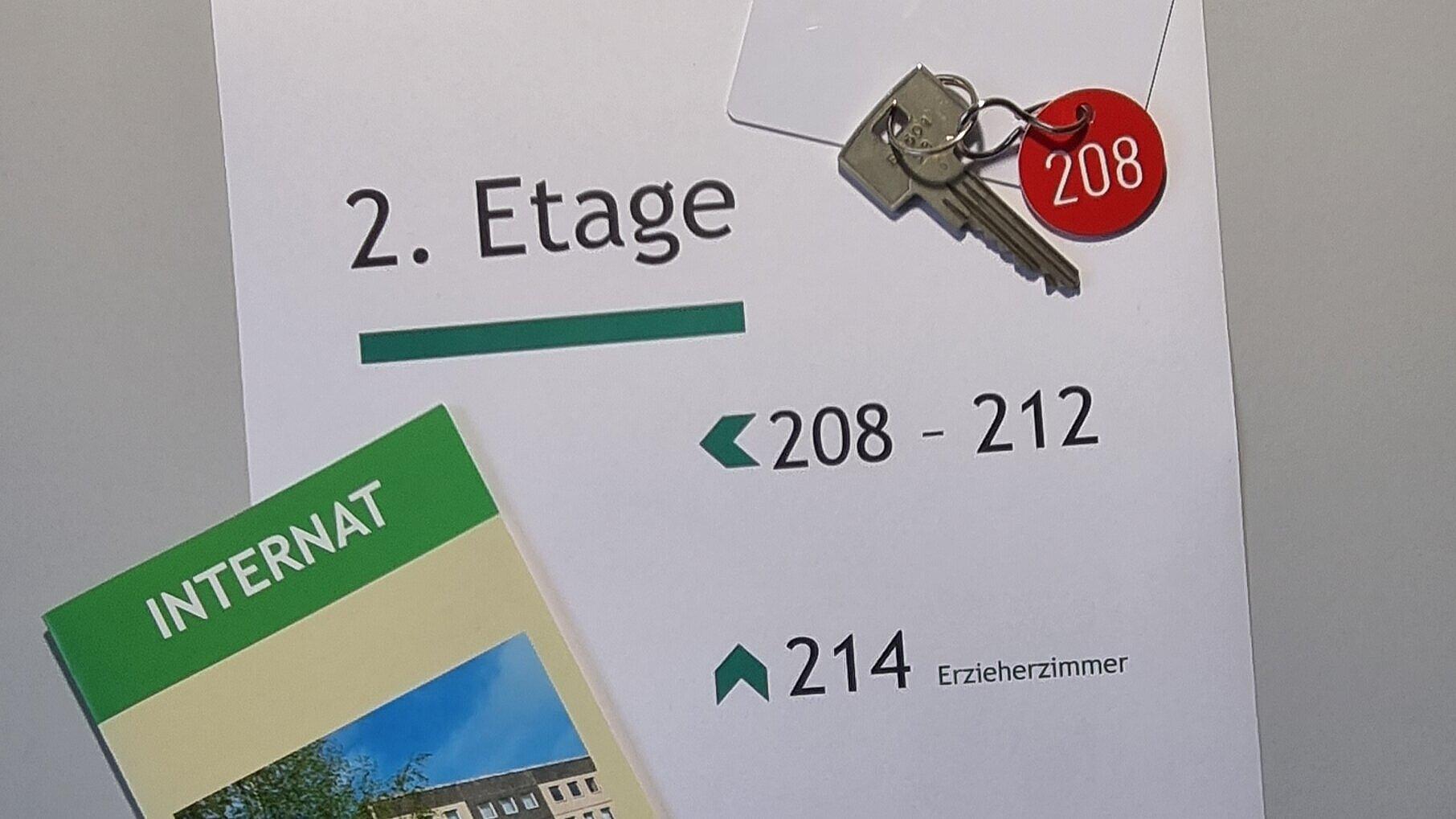 Ein Flyer für ein Internat in Gera, mit dazugehörigem Schlüssel. © Internat