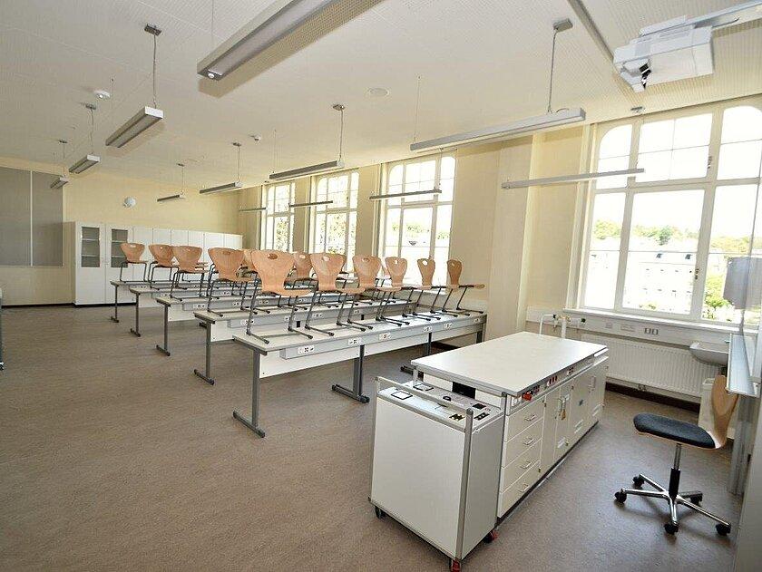 Blick in Raum mit Lehrertisch und Schultischen, Stühle sind hochgestellt. © Stadt Gera