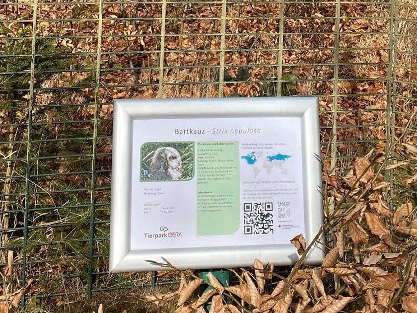 Klapprahmen mit neuen Gehegeschildern. © Stadt Gera