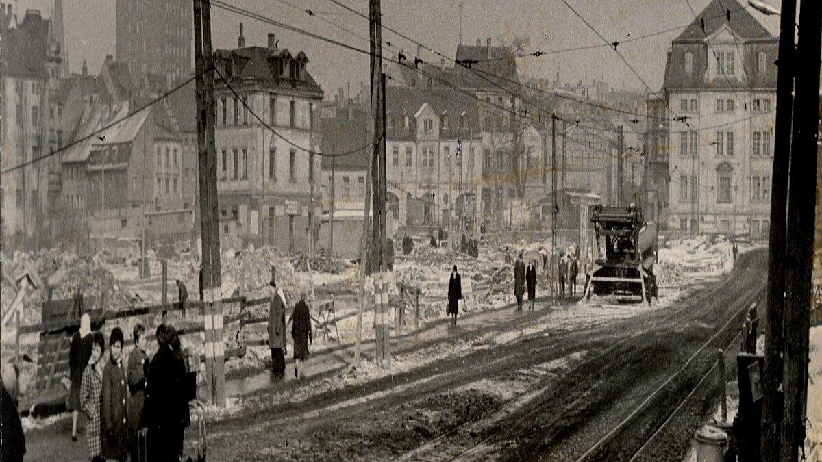 Beräumung der nördlichen Seite der Heinrichstraße (damals Straße der Republik) für den Bau des Interhotels, Winter 1963. © Stadtmuseum Gera