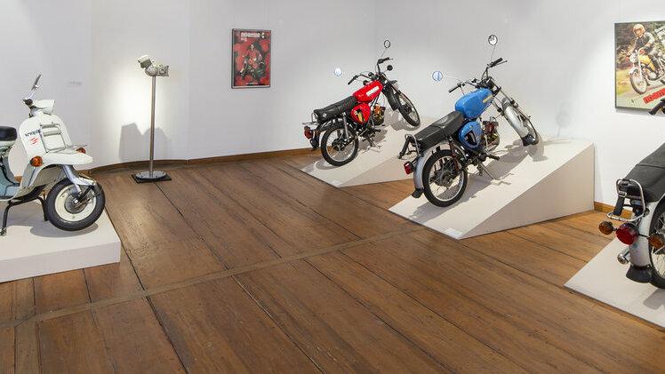 Blick in die Ausstellung "Barkas Simson Moccadolly. Lutz Rudolph (1936-2011)". © Museum für Angewandte Kunst