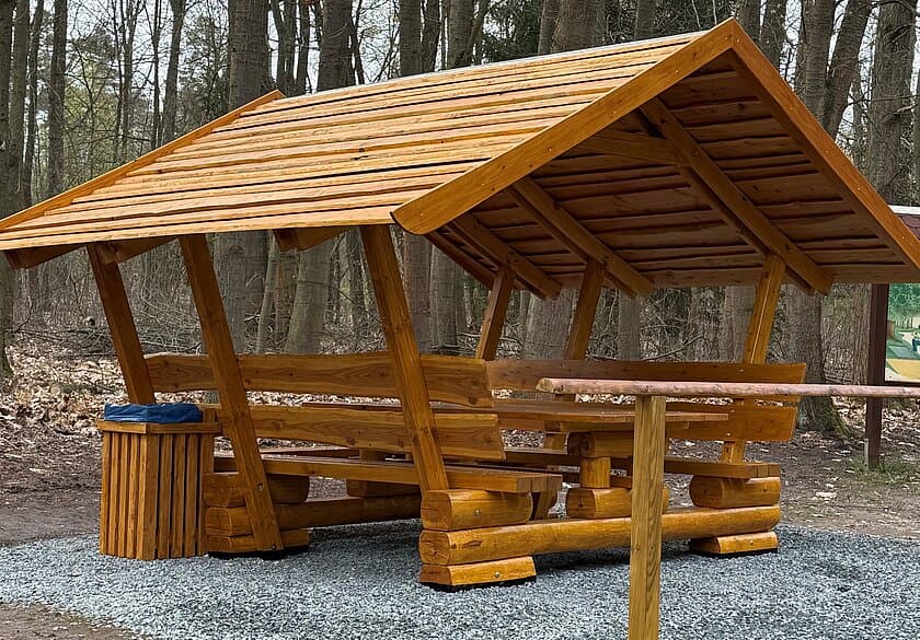 Sitzgelegenheiten im Stadtwald. © Stadt Gera