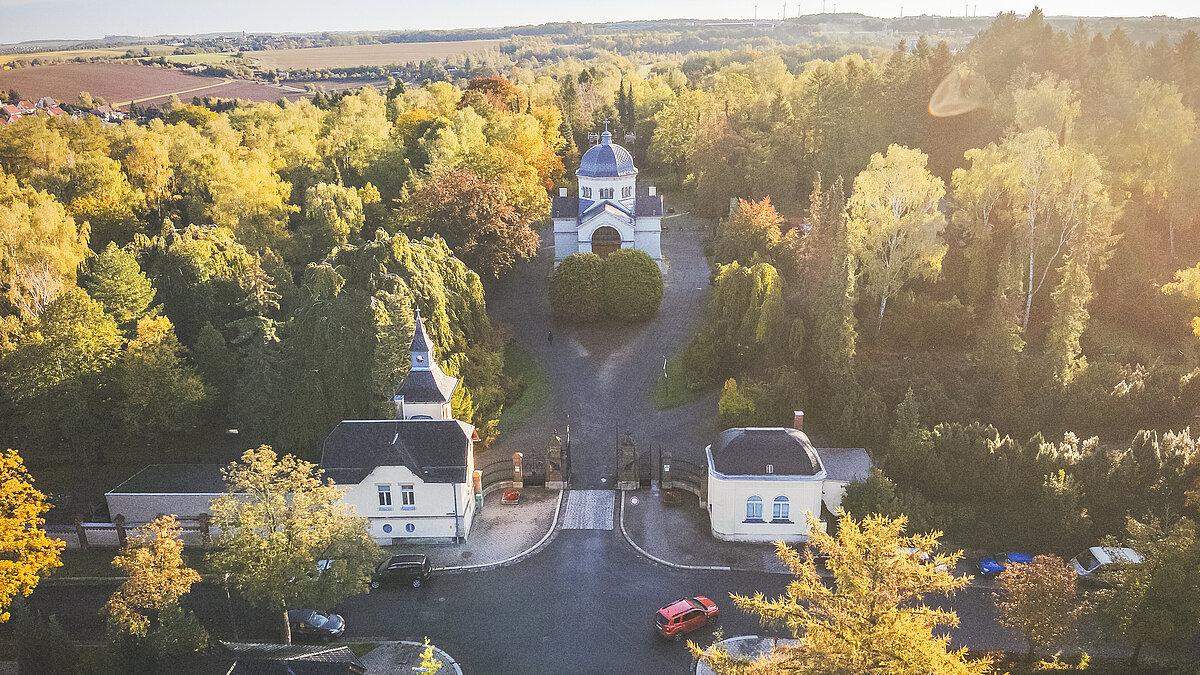 Luftbild vom Ostfriedhof im Ortsteil Ostviertel, Leumnitz und Südhang. © Göran Kugel