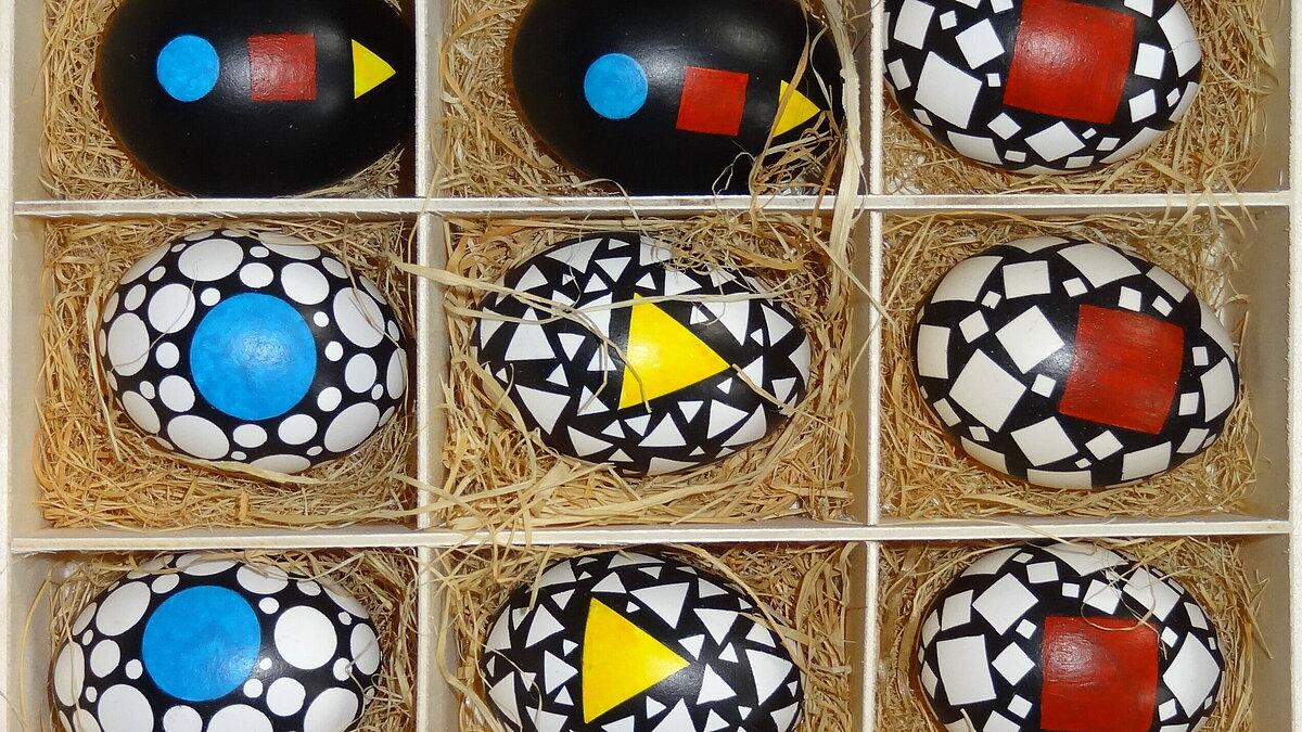 Ostereier mit blauen, roten und gelben Bauhaus-Motiven von Andrea Steinel aus Gera. © Stadt Gera / Museum für Naturkunde (Fotograf: Frank Hrouda)