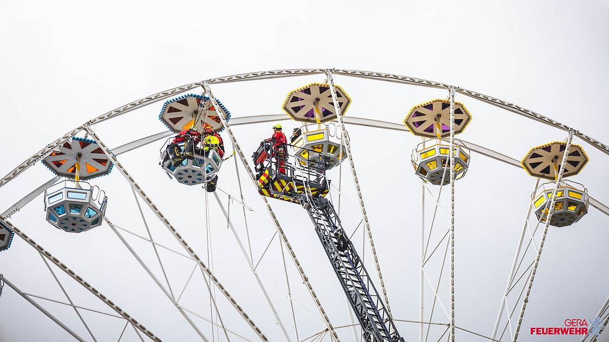 Das Riesenrad mit einer Drehleiter der Feuerwehr im Vordegrund. © Stadt Gera