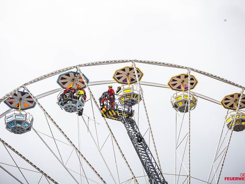 Das Riesenrad mit einer Drehleiter der Feuerwehr im Vordegrund. © Stadt Gera