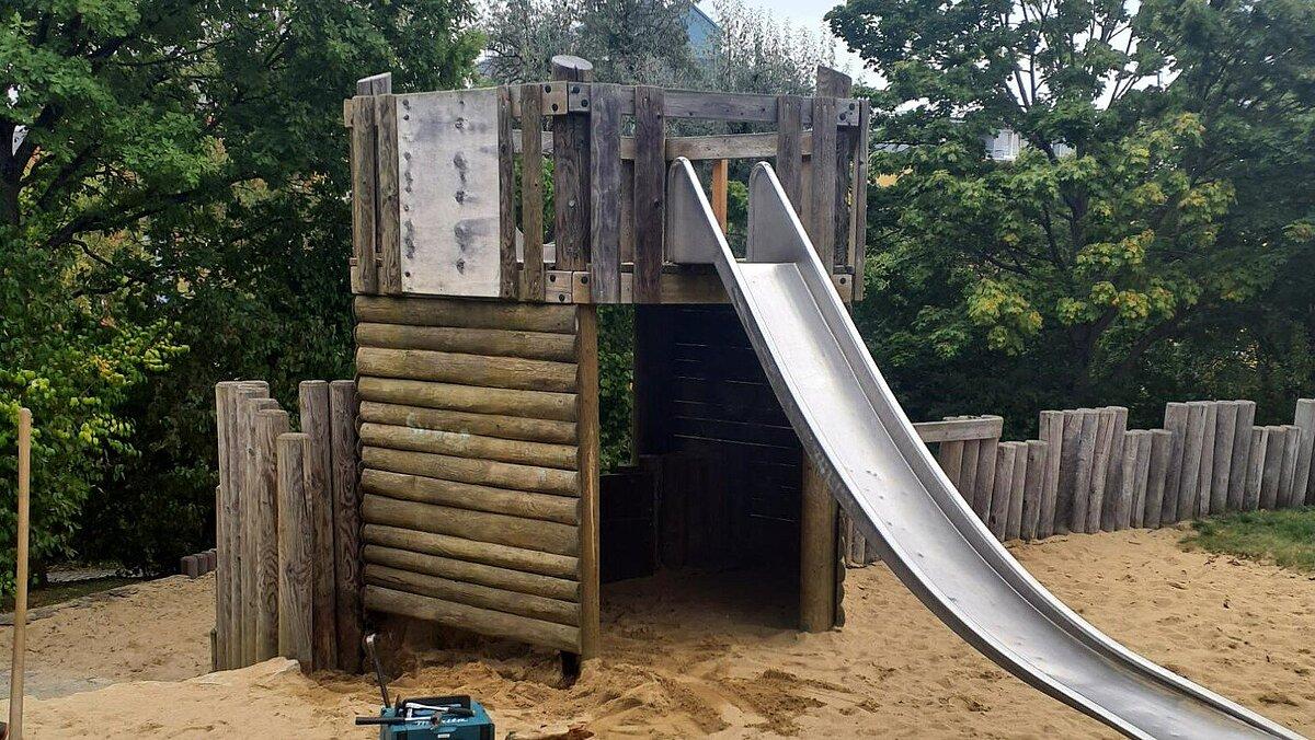 Ein sechseckiger Rutschturm auf dem Spielplatz in der Eiselstraße