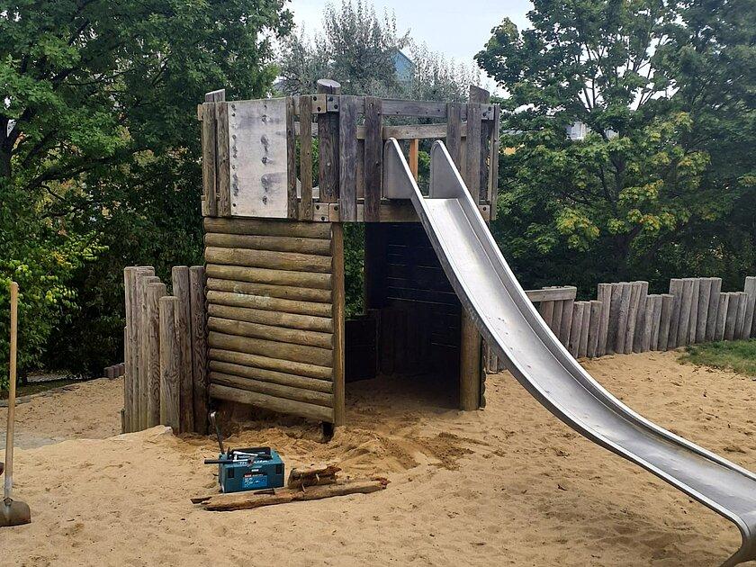 Ein sechseckiger Rutschturm auf dem Spielplatz in der Eiselstraße
