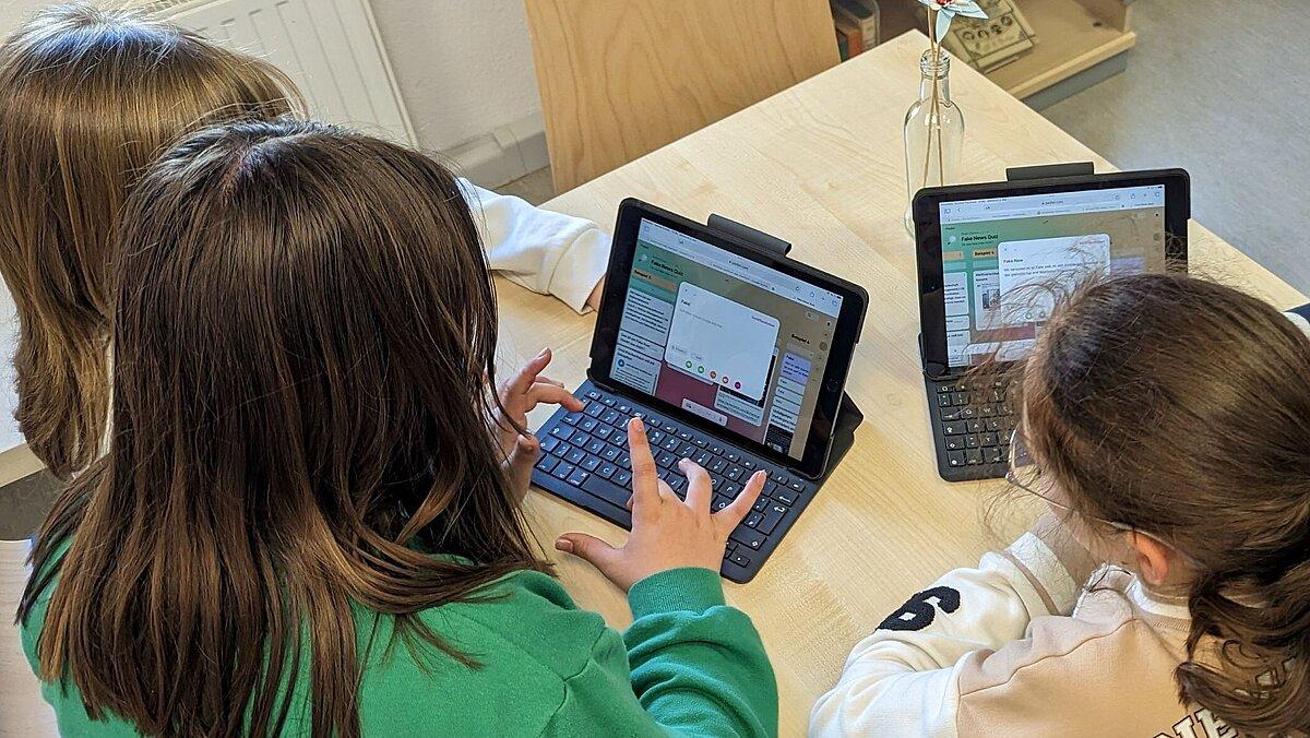 Schülerinnen und Schüler der 6. Klassen des Rutheneums seit 1806 erweiterten im letzten Schuljahr in der Bibliothek mit theoretischem Input und zahlreichen Mitmachaktionen ihr Wissen und ihre Kompetenzen im Umgang mit bewusst gestreuten Falschnachrichten im Internet. 