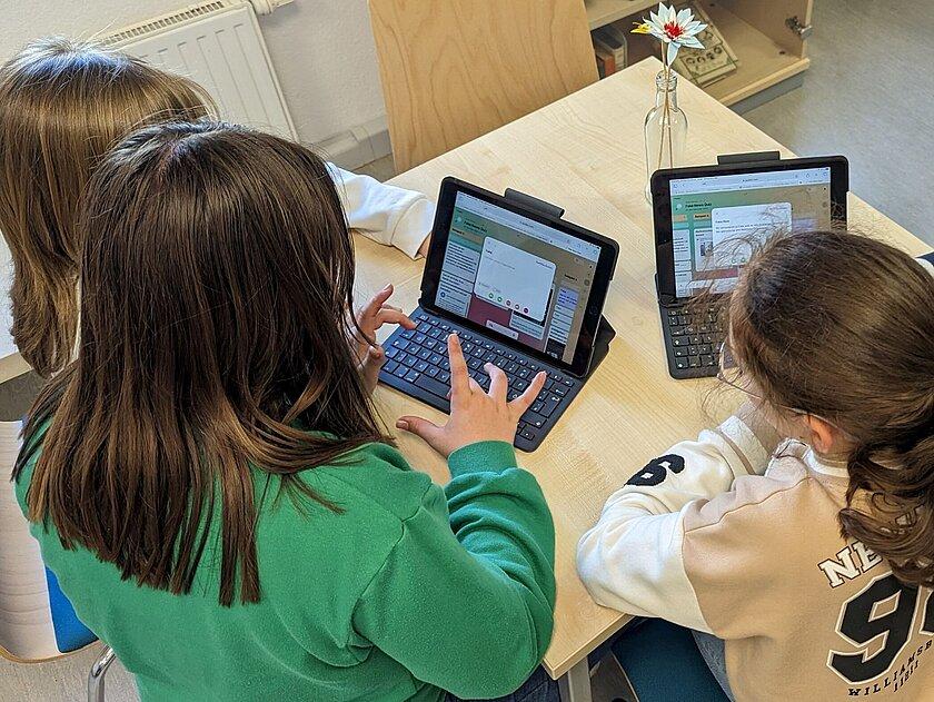 Schülerinnen und Schüler der 6. Klassen des Rutheneums seit 1806 erweiterten im letzten Schuljahr in der Bibliothek mit theoretischem Input und zahlreichen Mitmachaktionen ihr Wissen und ihre Kompetenzen im Umgang mit bewusst gestreuten Falschnachrichten im Internet. 