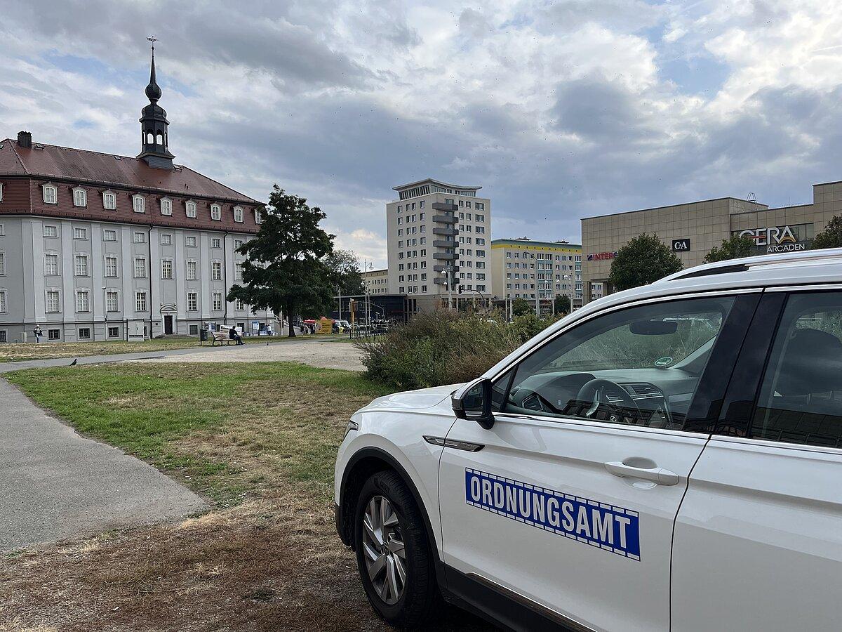 ein Auto des Ordnungsamtes vor dem KUK.