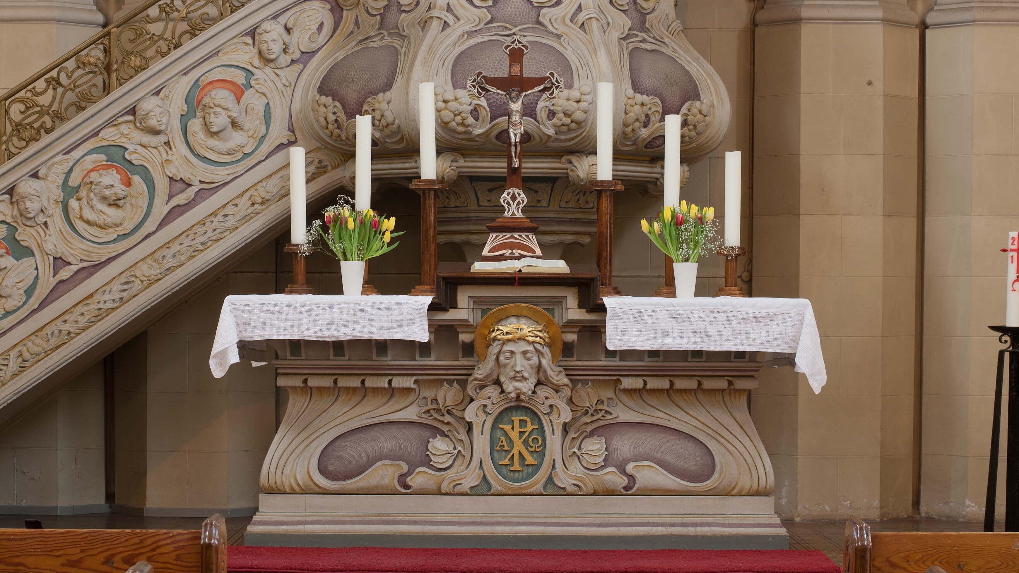 der Altar der Salvatorkirche .