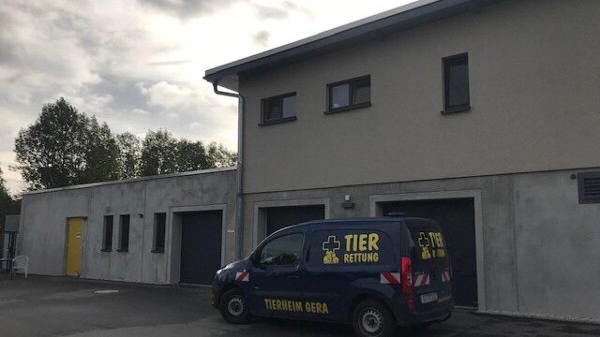 Gebäude des Tierheims mit Auto davor. © Stadt Gera