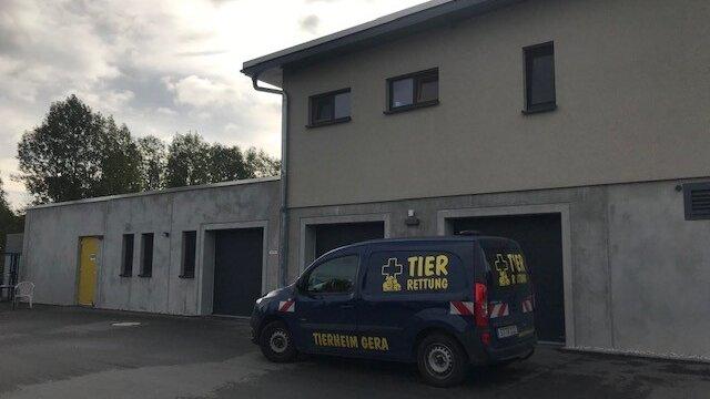 Gebäude des Tierheims mit Auto davor