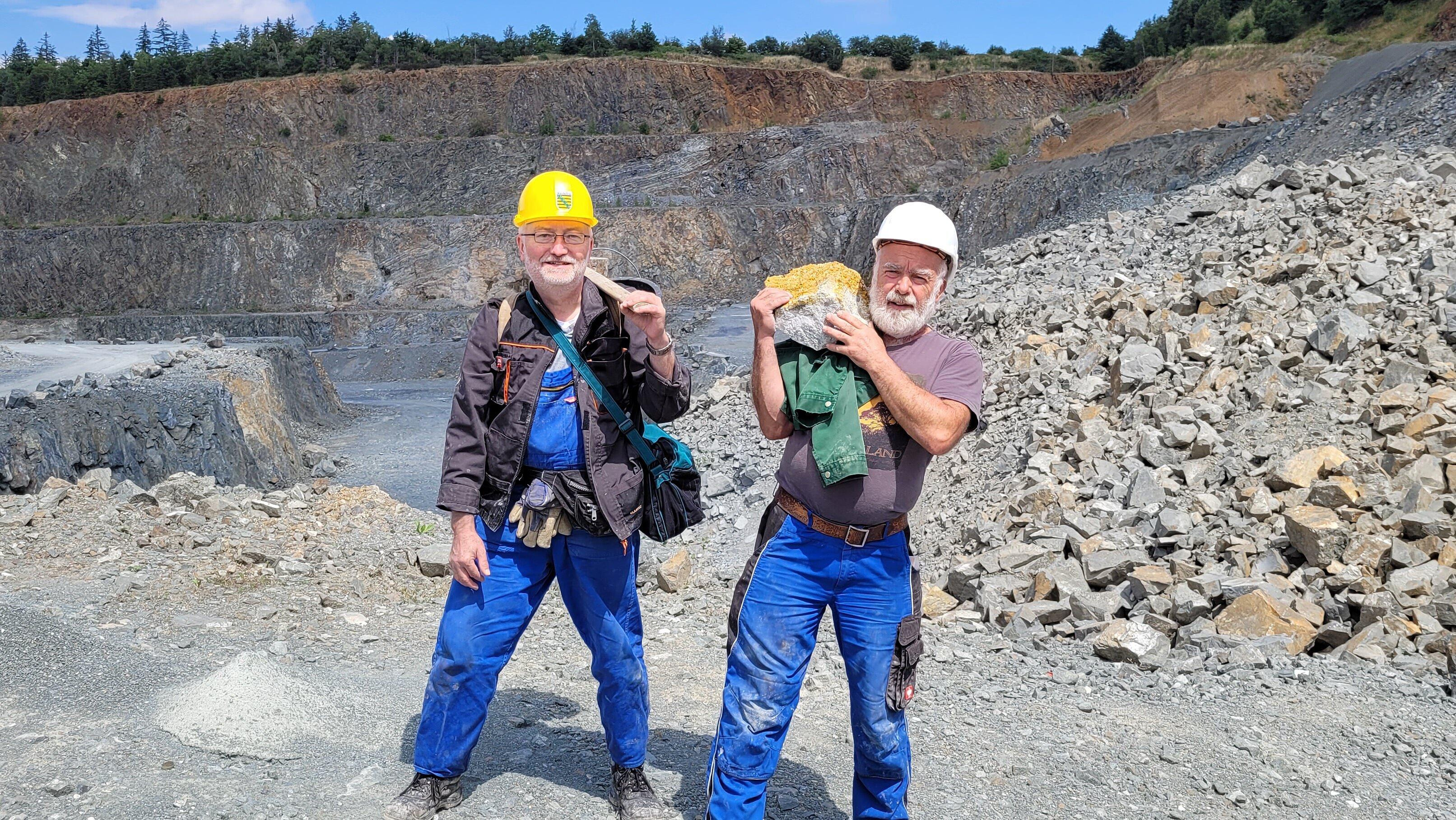 Matthias Sehrig (li.) und Andreas Reinhold (re.) mit „Superfund“ im thüringischen Steinbruch Burgk, Juli 2022. © Jana Reinhold