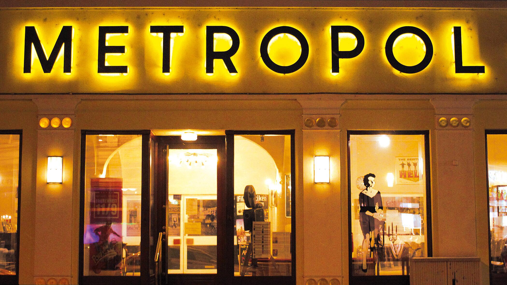Nachtansicht des beleuchteten Metropol Kinos Gera