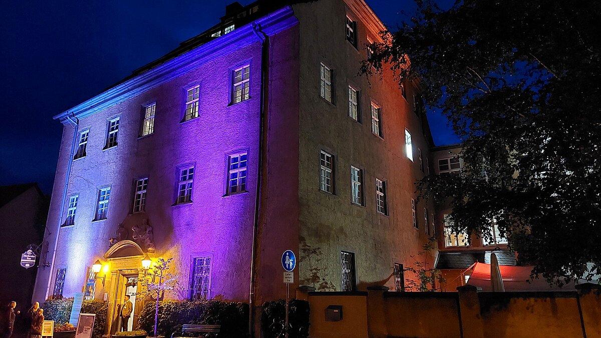 Bunt angestrahltes Museum für Naturkunde Gera während der Geraer Museumsnacht 2021
