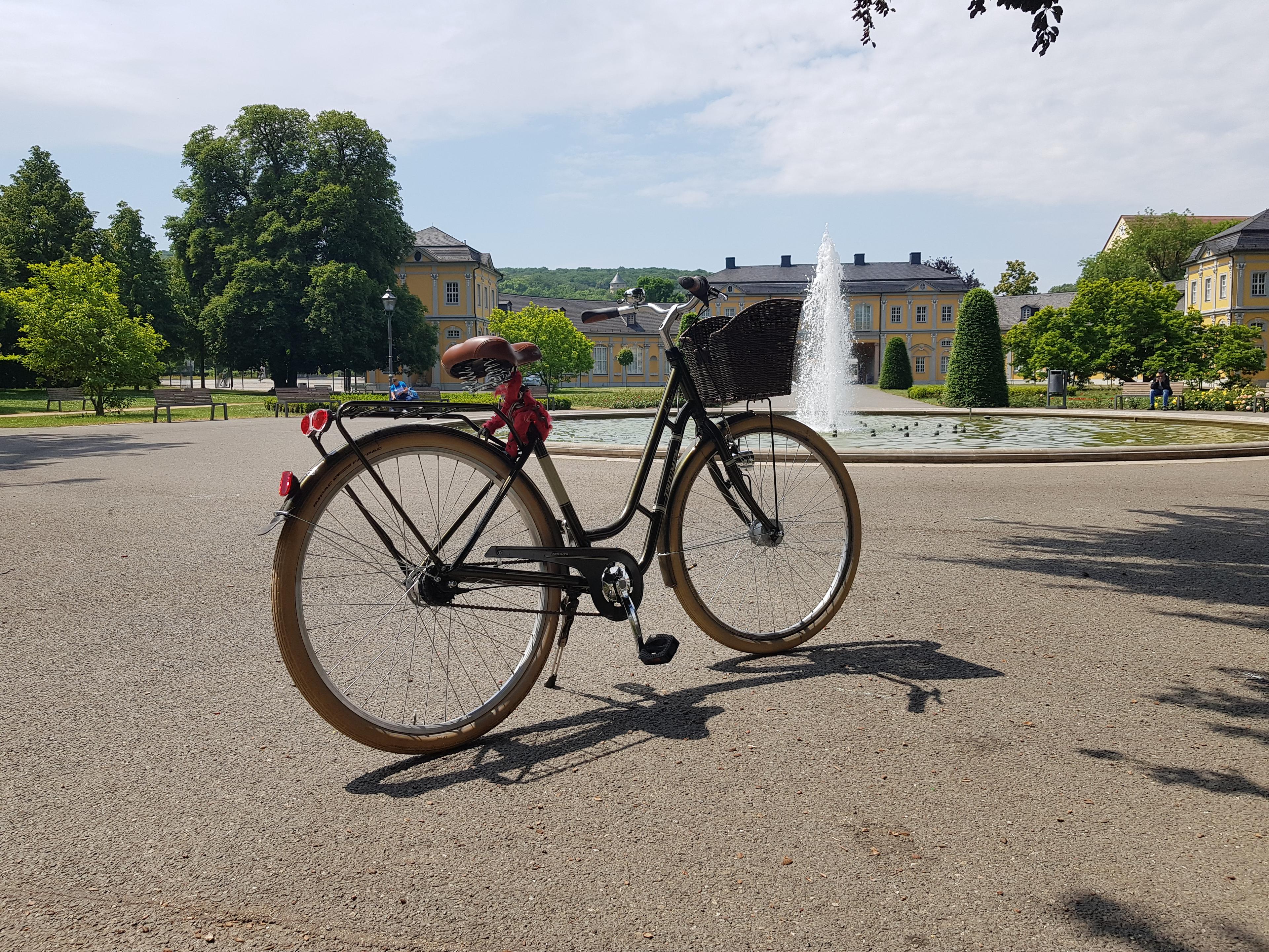 Ein Fahrrad vor dem Brunnen der Orangerie