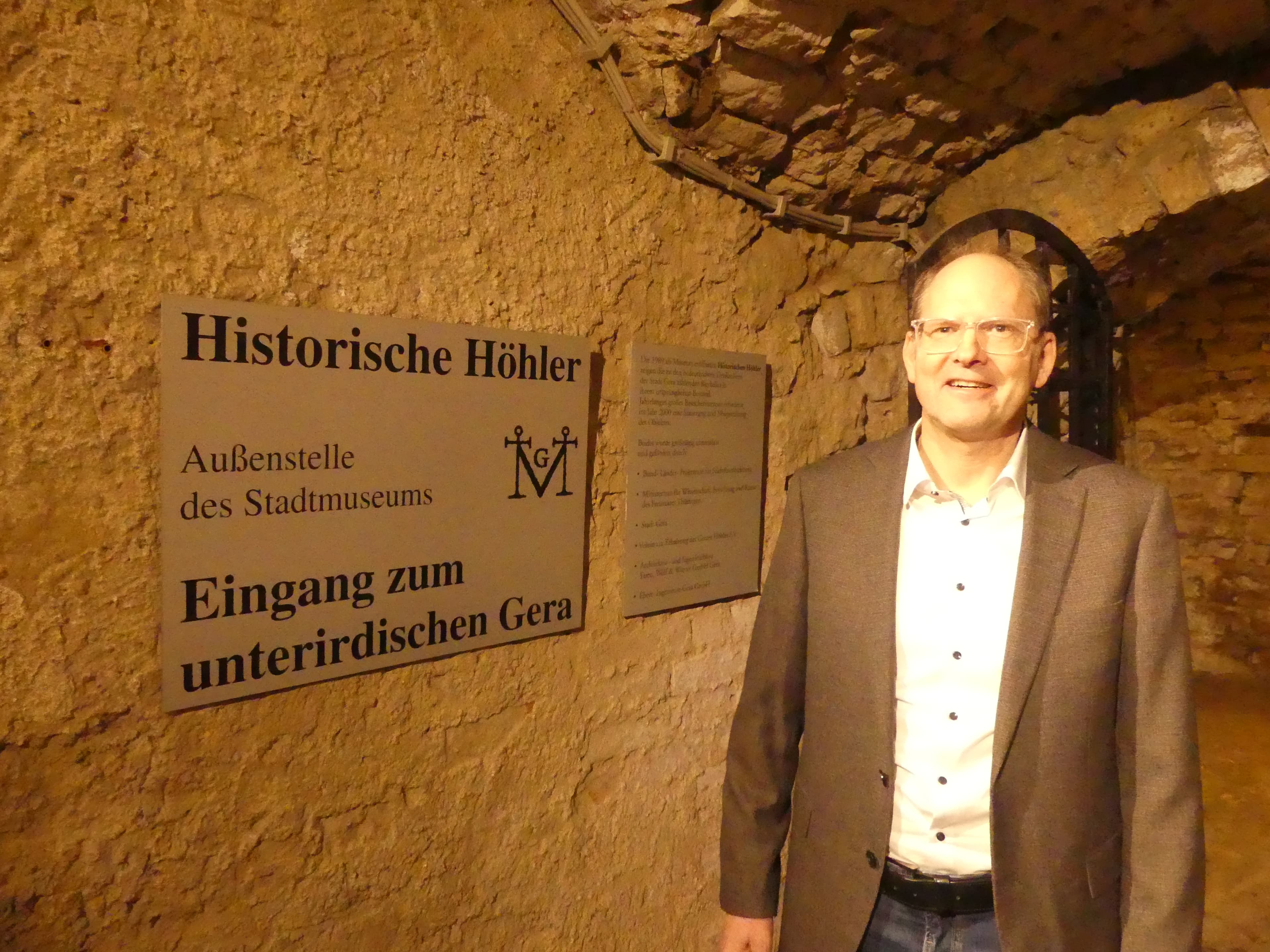 Kulturamtsleiter vor Eingang Museumshöhler. © Stadt Gera