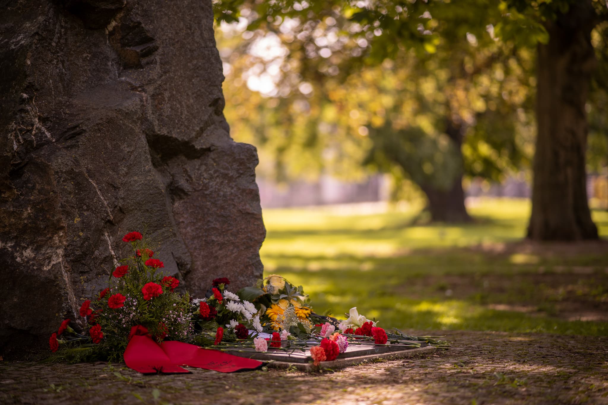 eine Gedenktafel mit Blumen geschmückt