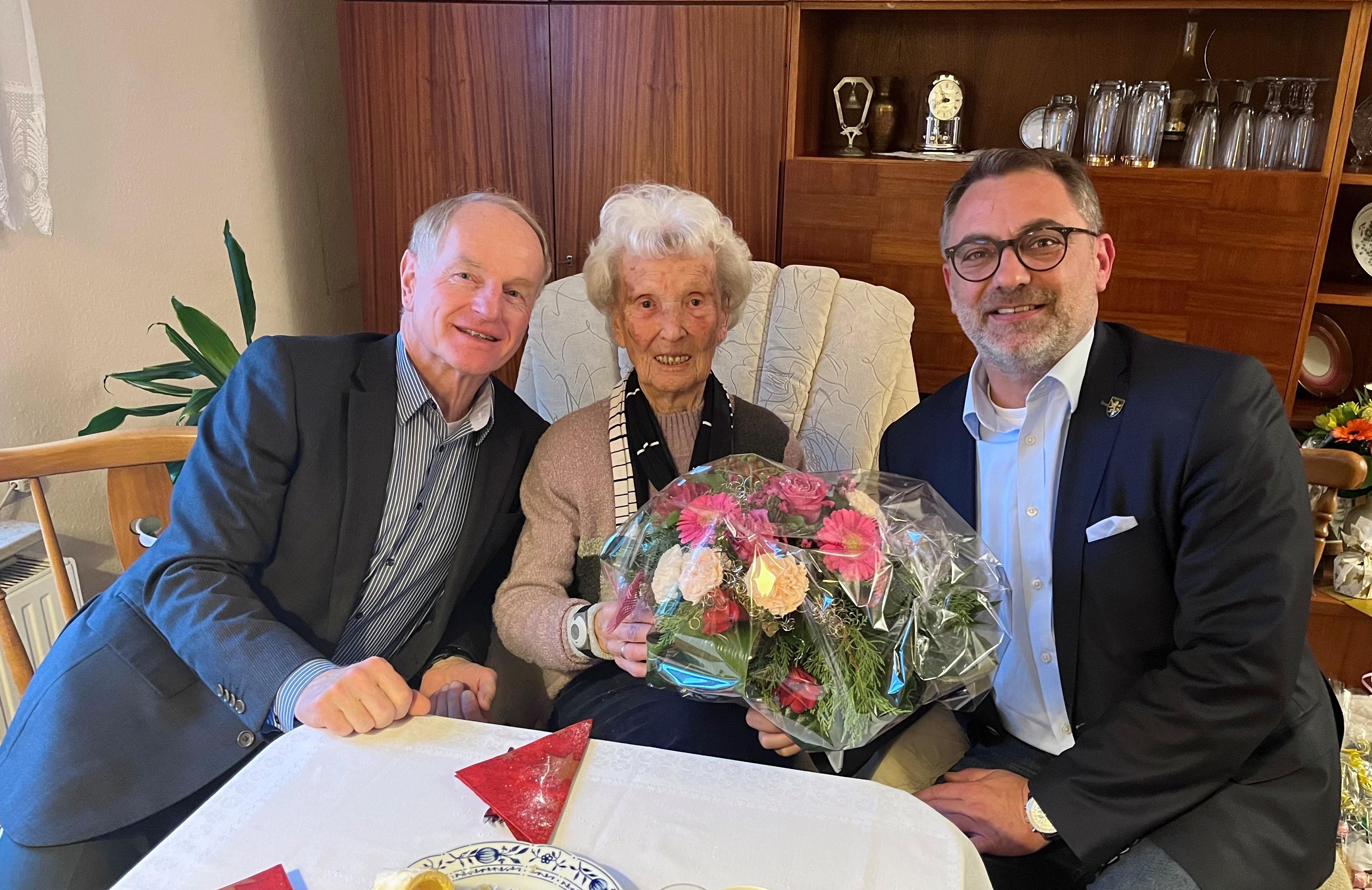 Oberbürgermeister Julian Vonarb gratuliert Elfriede Richter zum 100. Geburtstag . © Stadt Gera