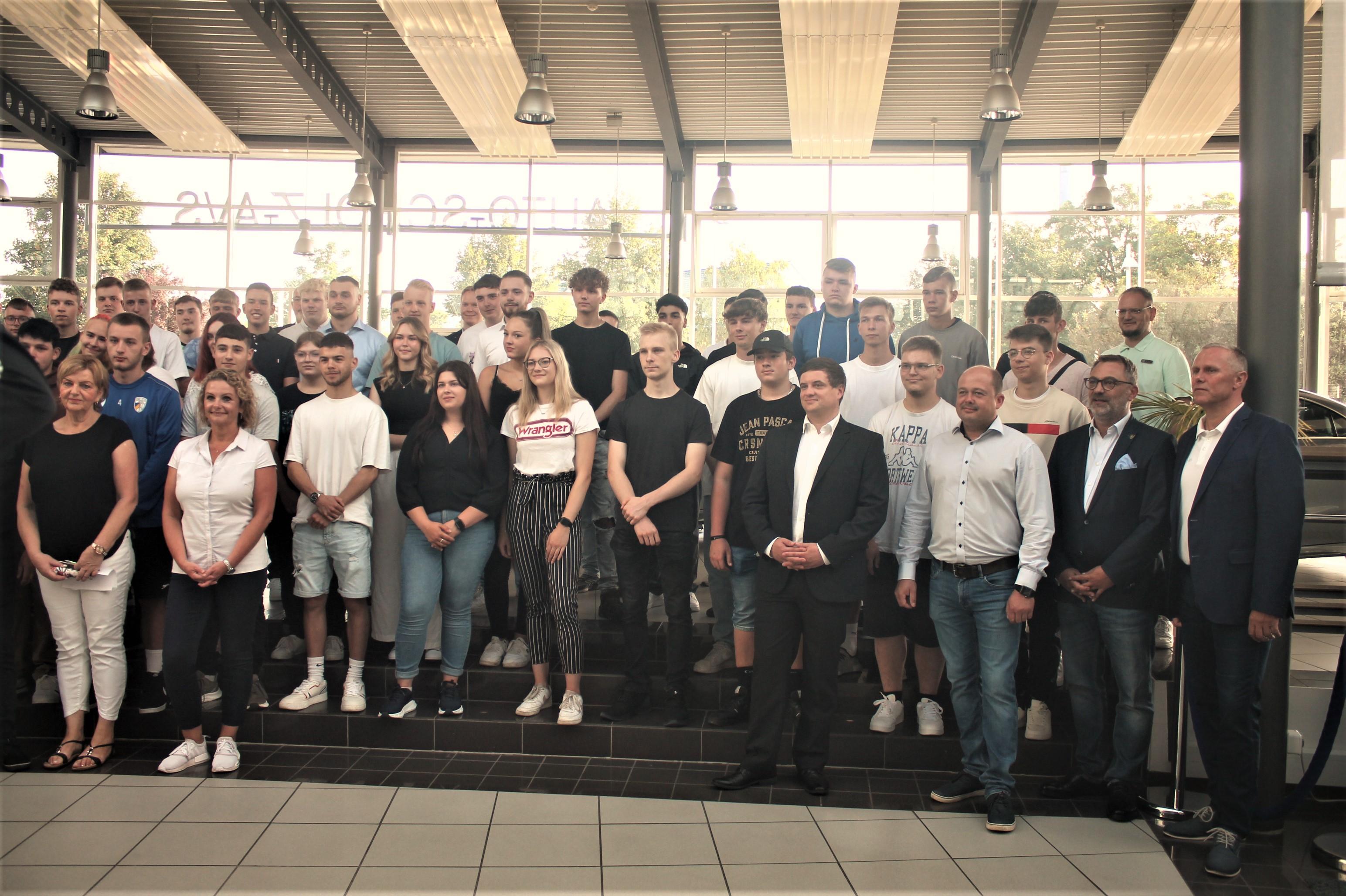 Die neuen Auszubilden von Auto Scholz AVS mit den Mitarbeitern und Julian Vonarb. © Stadt Gera