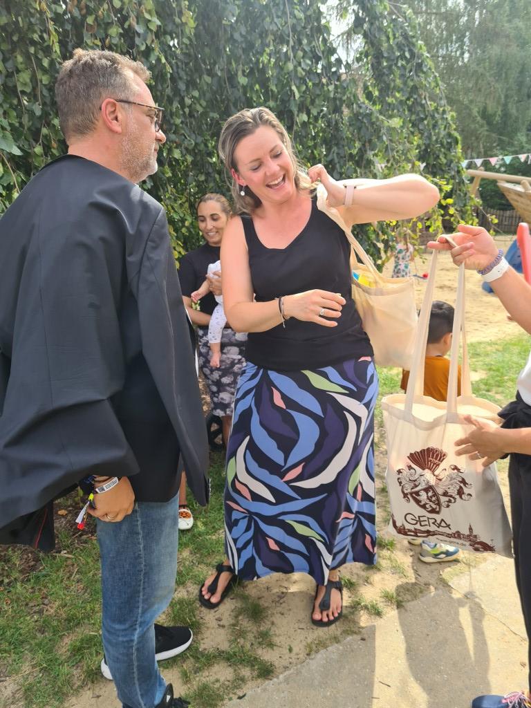 Julian Vonarb übergib Susann Glauche zwei Beutel voll Spielsachen. © Stadt Gera