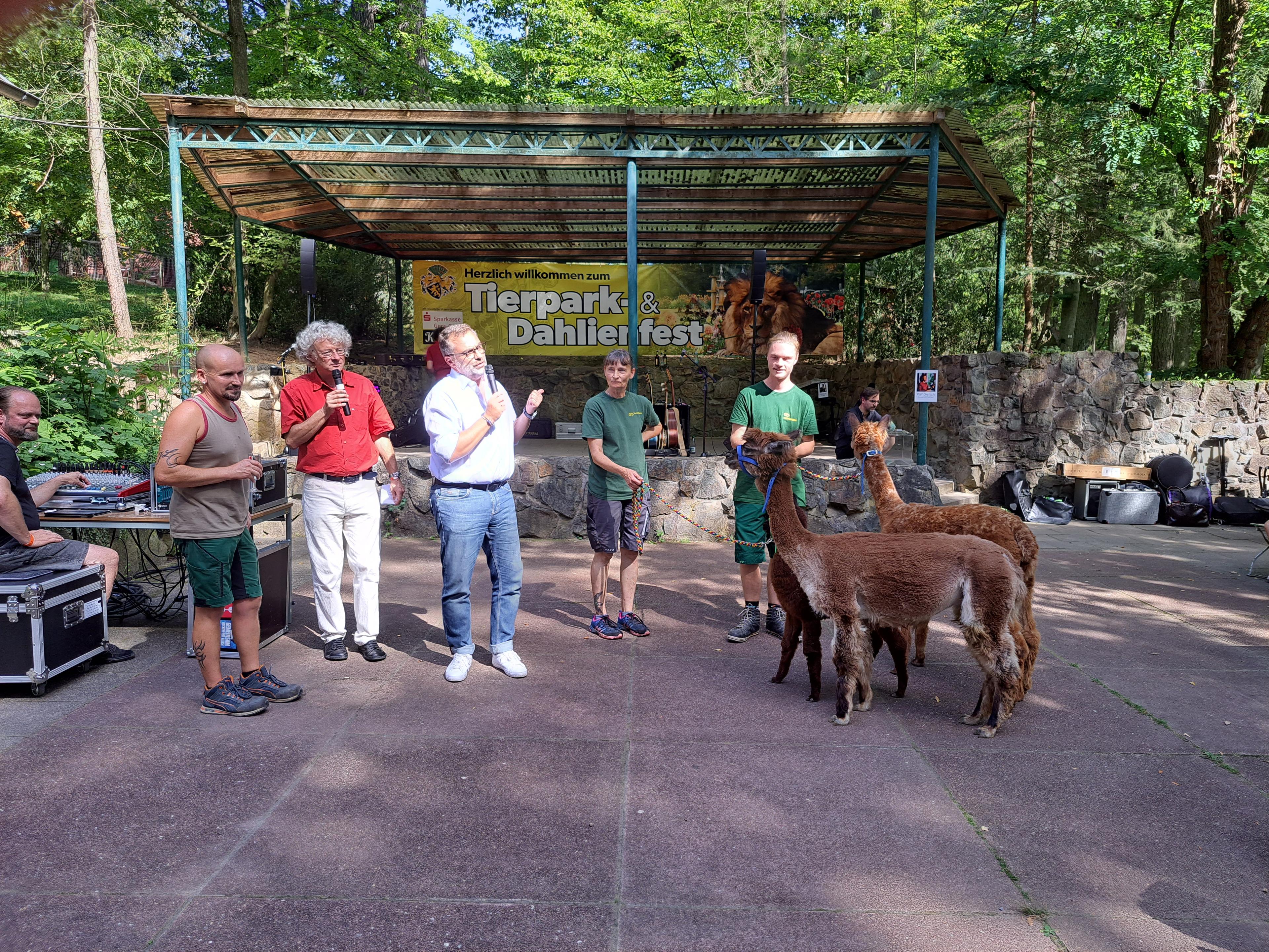 Oberbürgermeister Julian Vonarb mit mehreren Mitarbeitern des Tierparks sowie zwei Alpakas. © Stadt Gera
