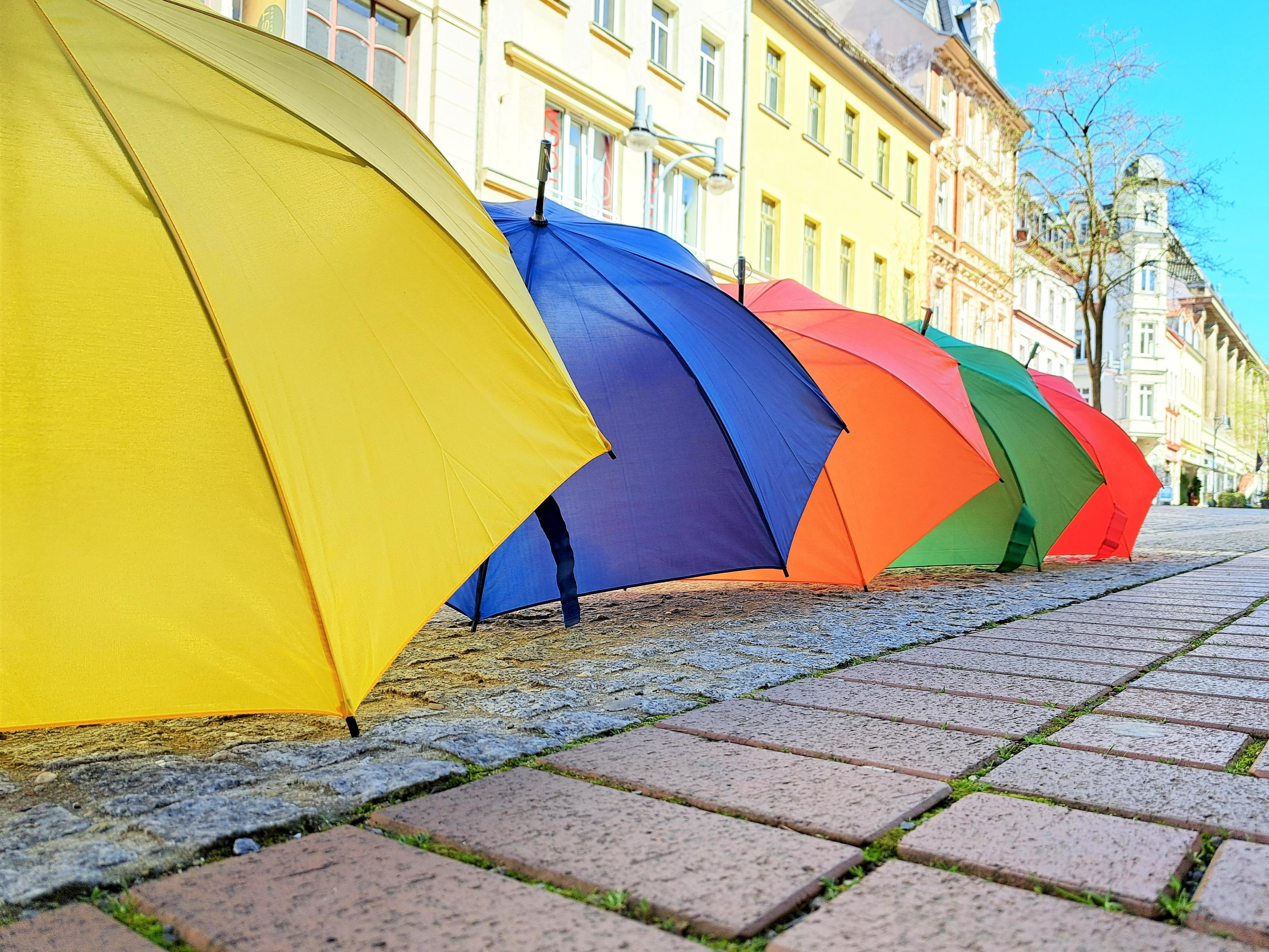 bunte Regenschirme stehen auf der Sorge. © Stadt Gera