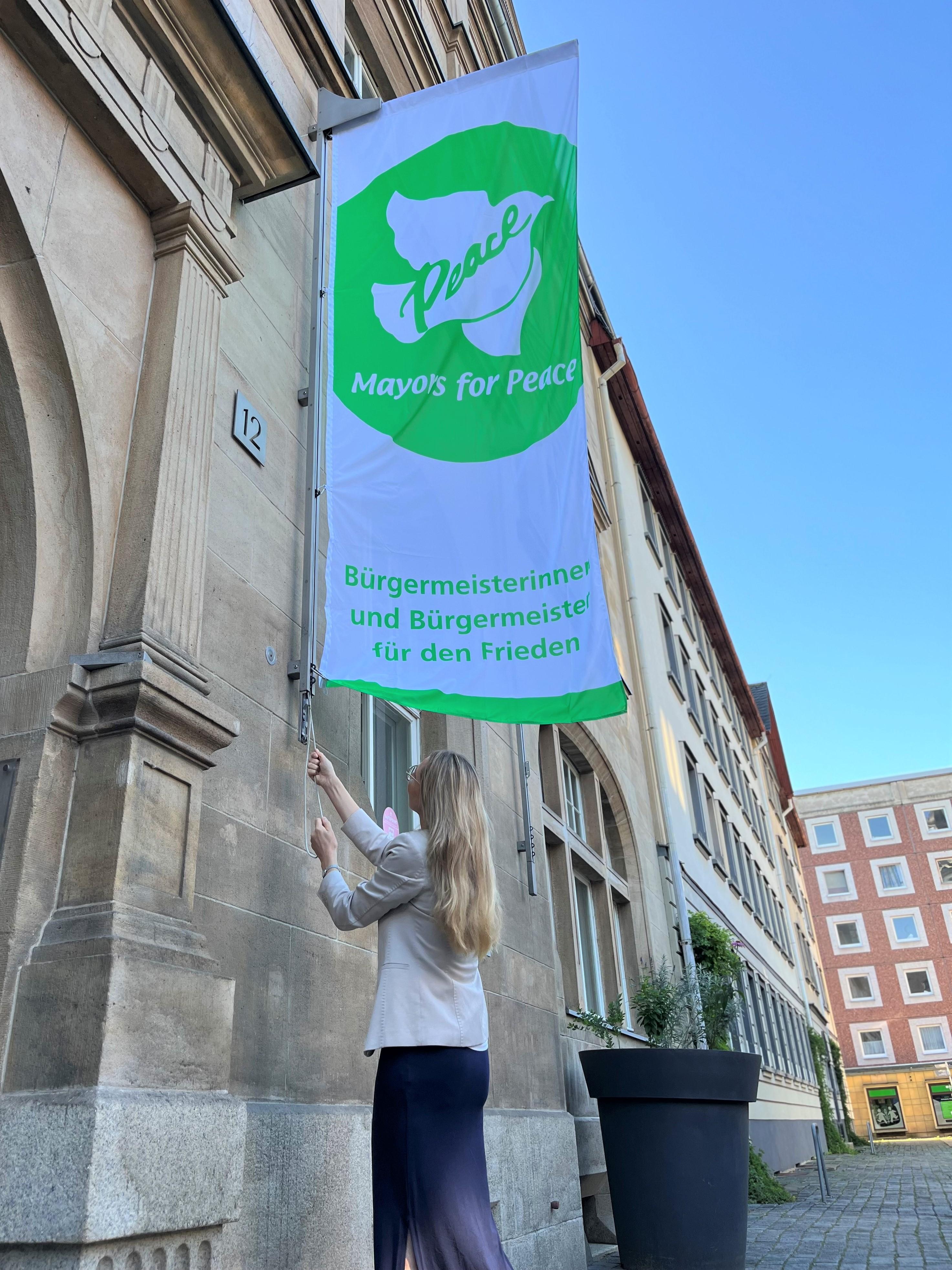 Sandra Wanzar hisst die Flagge. © Stadt Gera