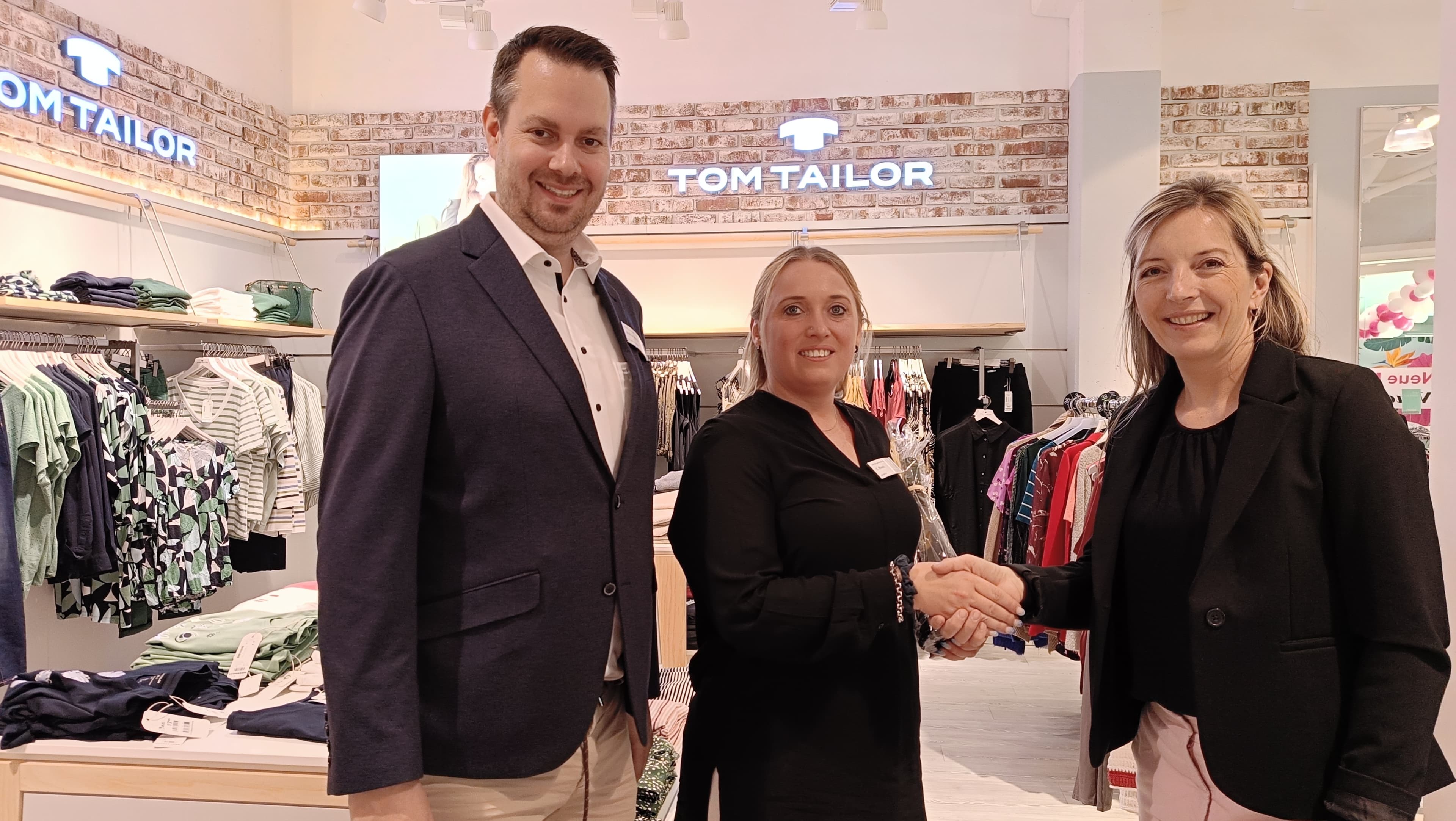 Vertreter der Stadtverwaltung und des ADLER-Modemarkts. © Stadt Gera