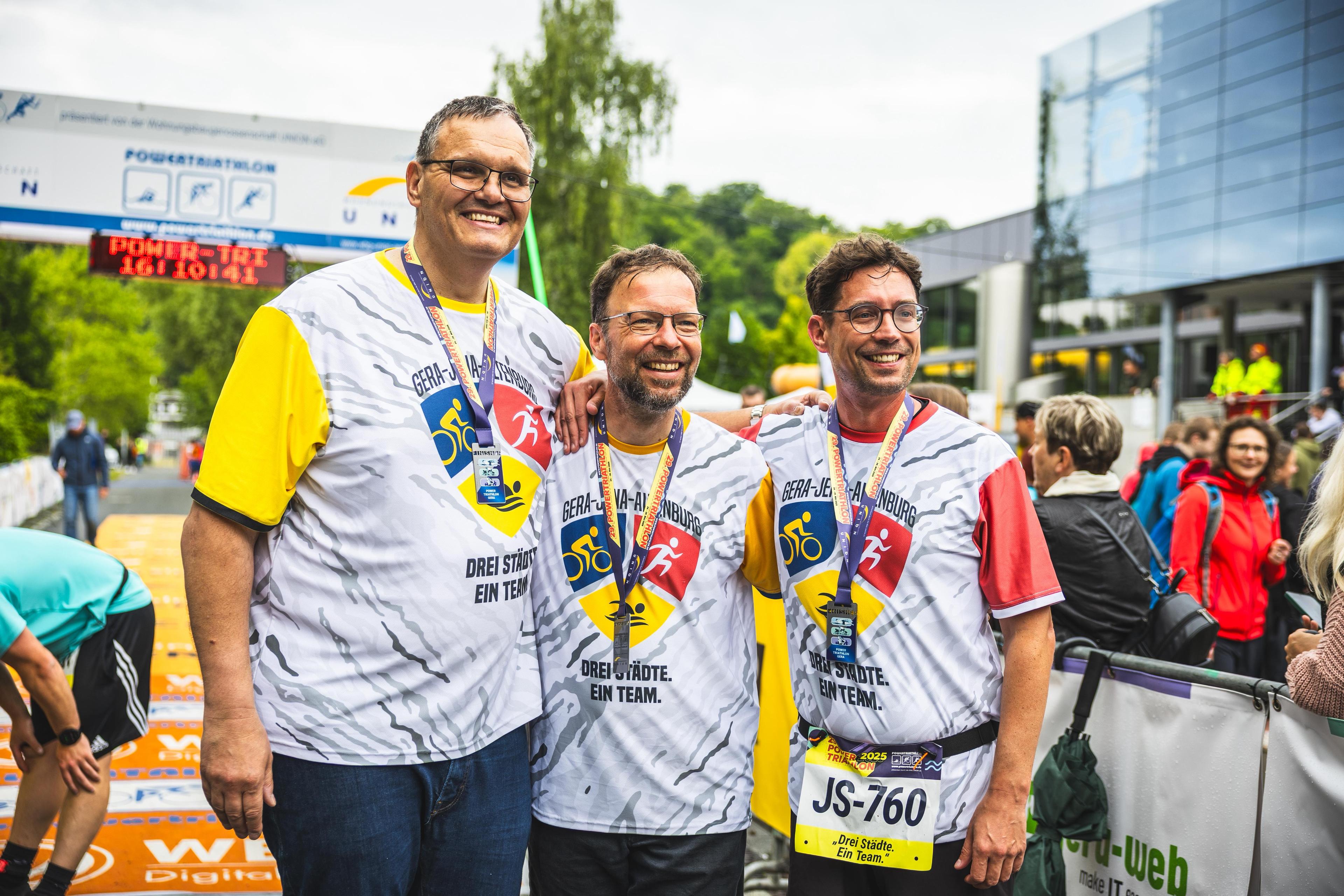 Oberbürgermeister Kurt Dannenberg (Gera, CDU), Thomas Nitzsche (Jena, FDP) und André Neumann (Altenburg, CDU) haben erfolgreich am Powertriathlon teilgenommen.. © Stadt Gera