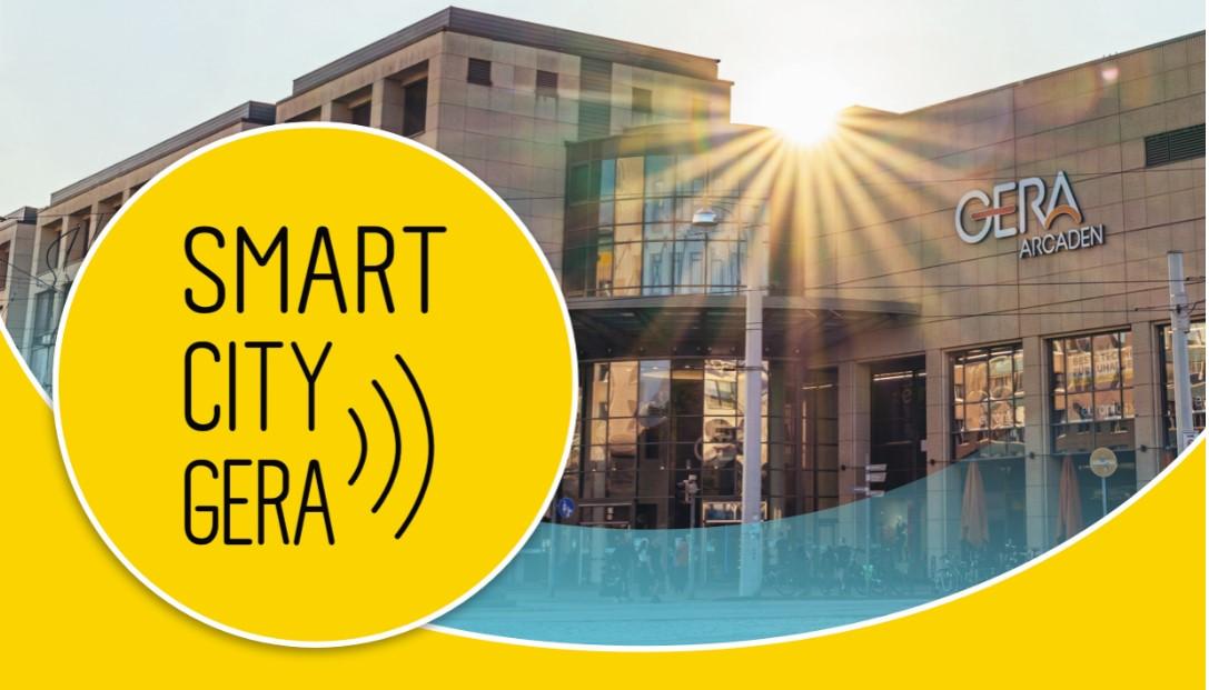 Das SmartCity-Logo neben einem Einkaufscenter. © Stadt Gera