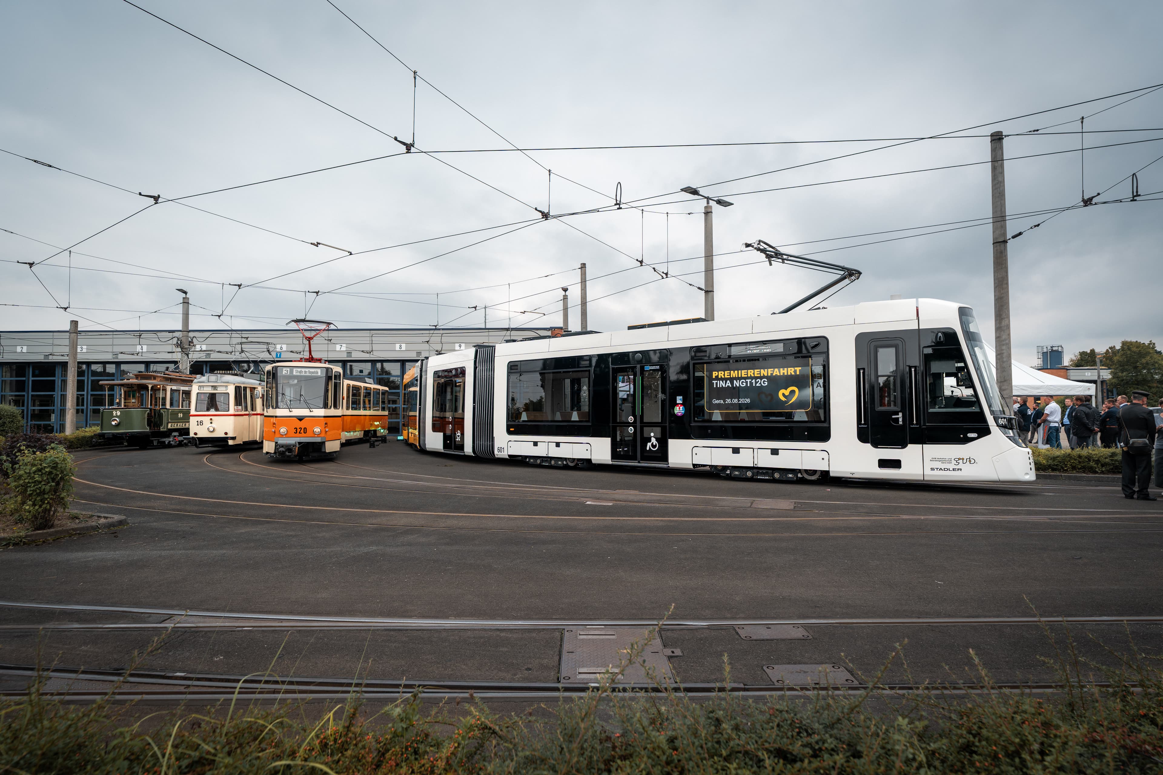 vier Generationen Straßenbahn auf einem Bild. © GVB