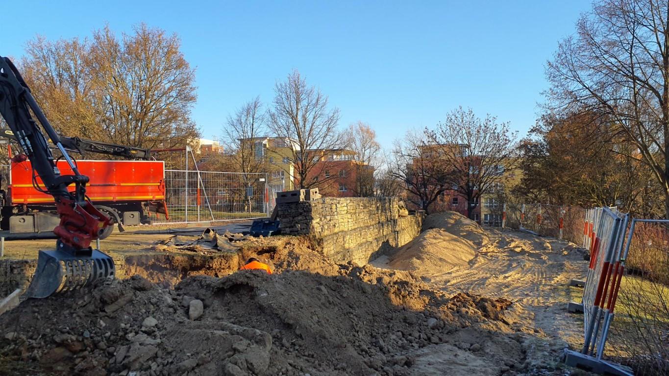 Ein Bagger auf einem Spielplatz mit demontierter Rutsche. © Stadt Gera