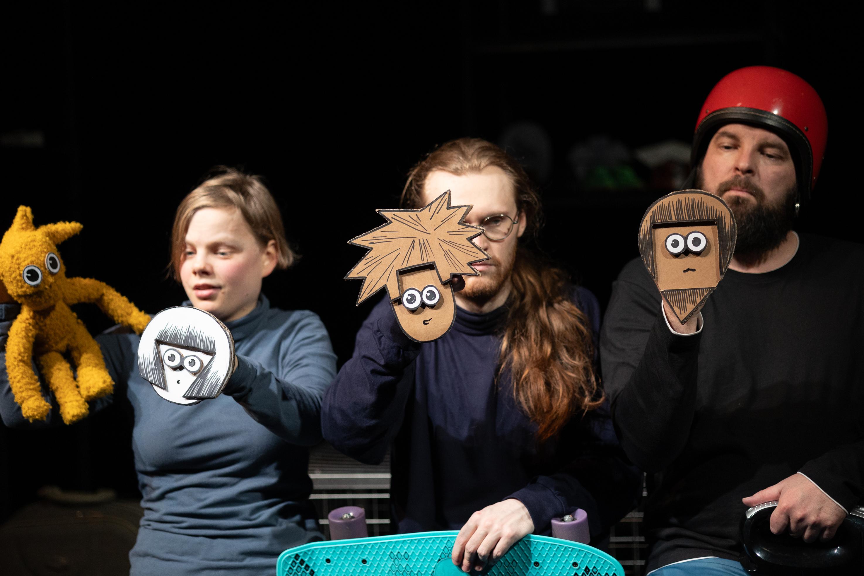 Drei Schausteller während einer Vorstellung mit Handfiguren. © Theater Gera Altenburg