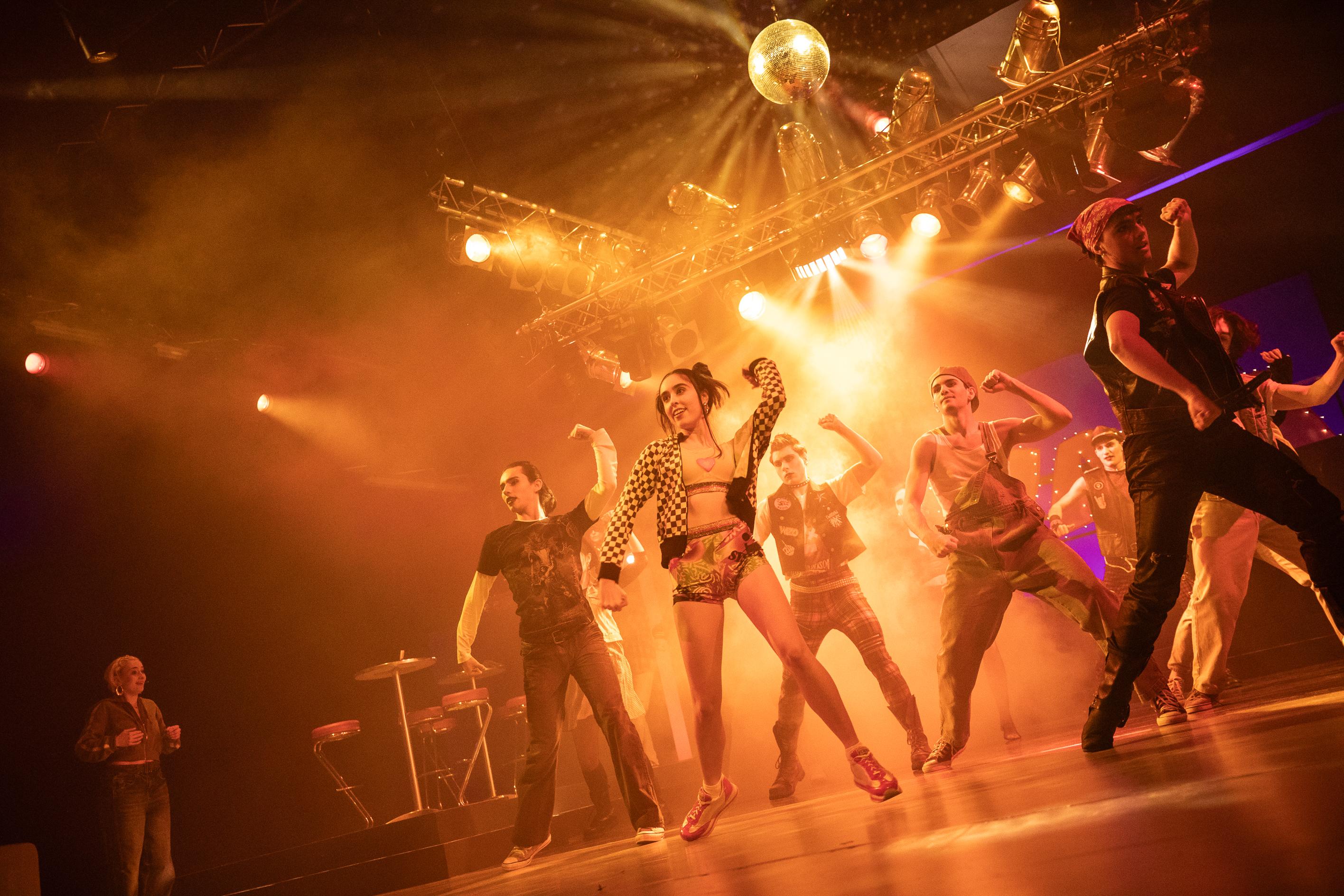 Eine Gruppe junger Tänzer während einer Aufführung auf einer Bühne