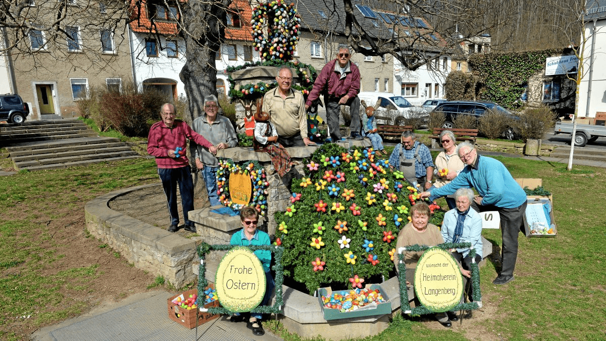 Der Langenberger Osterbrunnen - geschmückt durch den Heimatverein. © OTZ