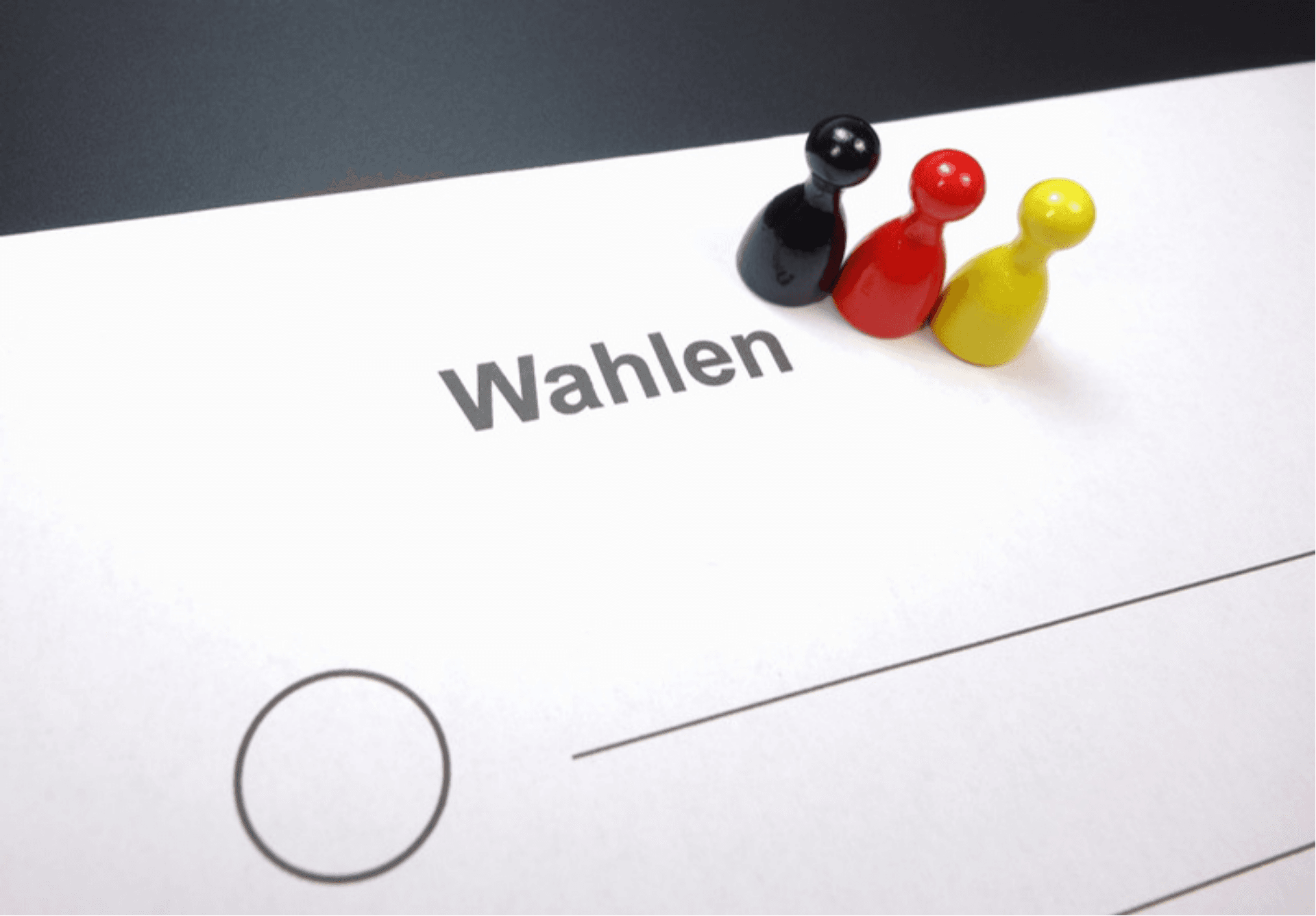 Zettel mit der Überschrift Wahlen, drei (schwarz, rot, gelb) Spielfiguren aneinandergereiht . © von blickpixel über Pixabay