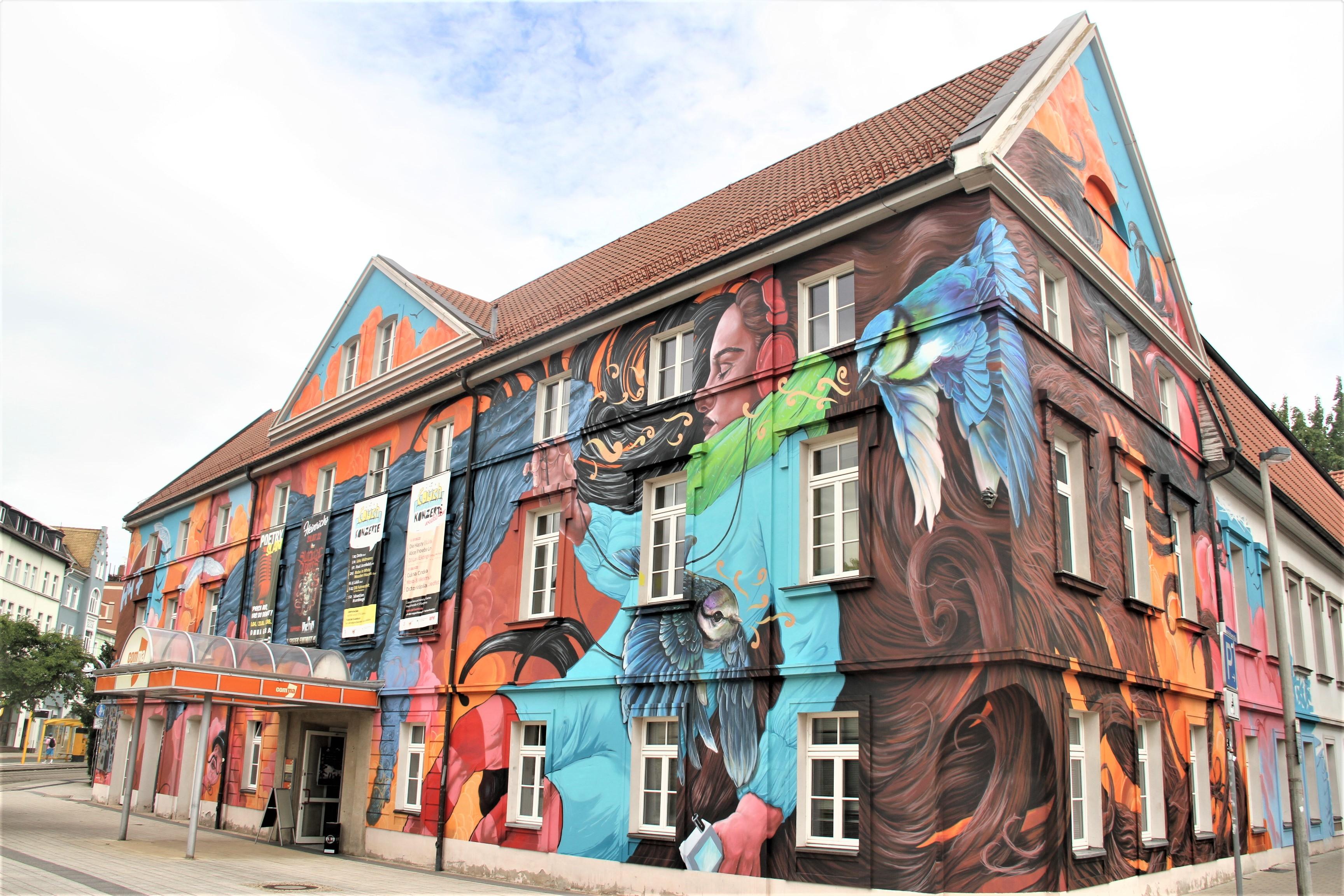 Das bunt bemalte Veranstaltungshaus Comma befindet sich in der Heinrichstraße.
