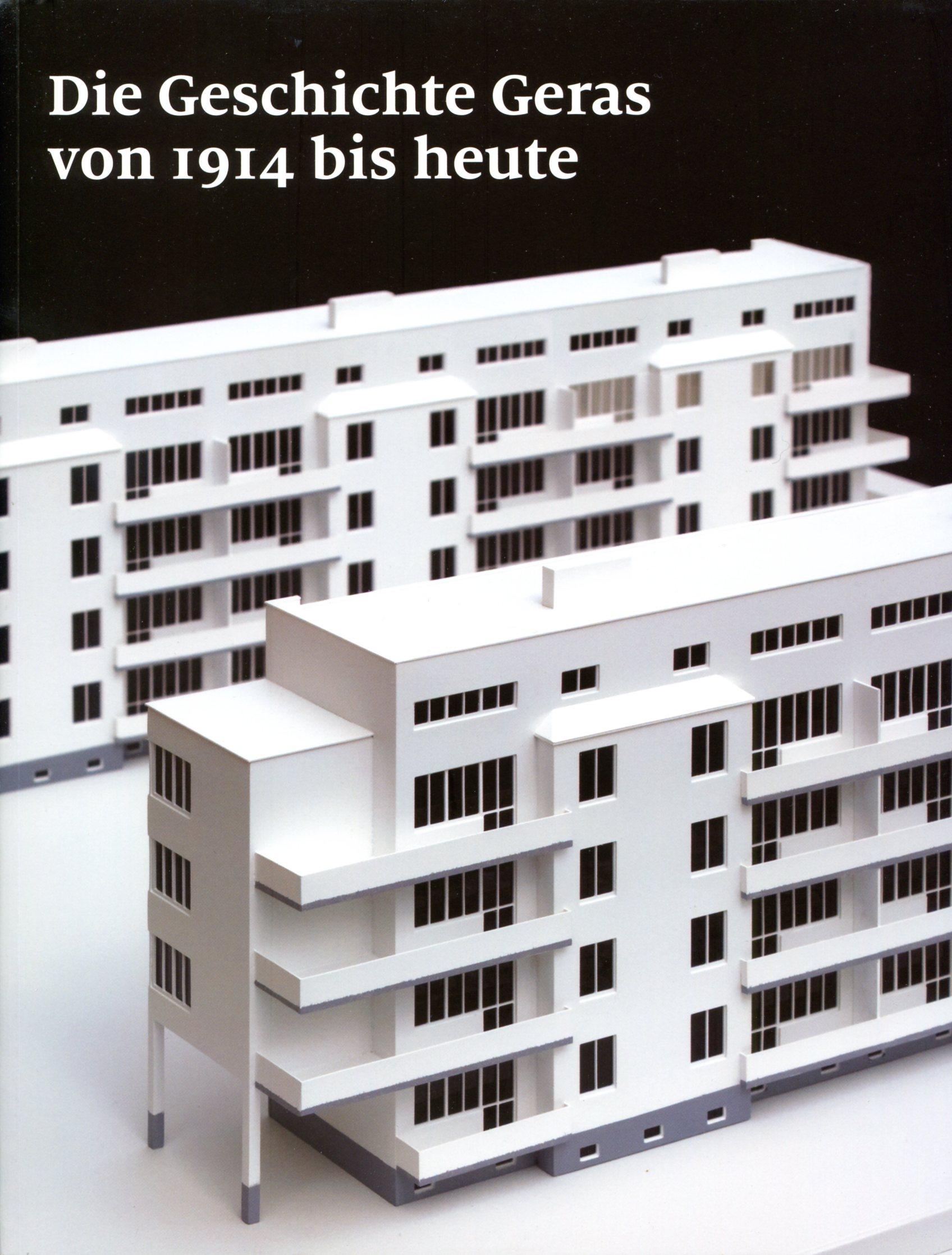 Cover des Katalogs zur Dauerausstellung 'Die Geschichte Geras von 1914 bis heute' mit einer Abbildung des Modells Wohnanlage 'Ulmenhof' d
