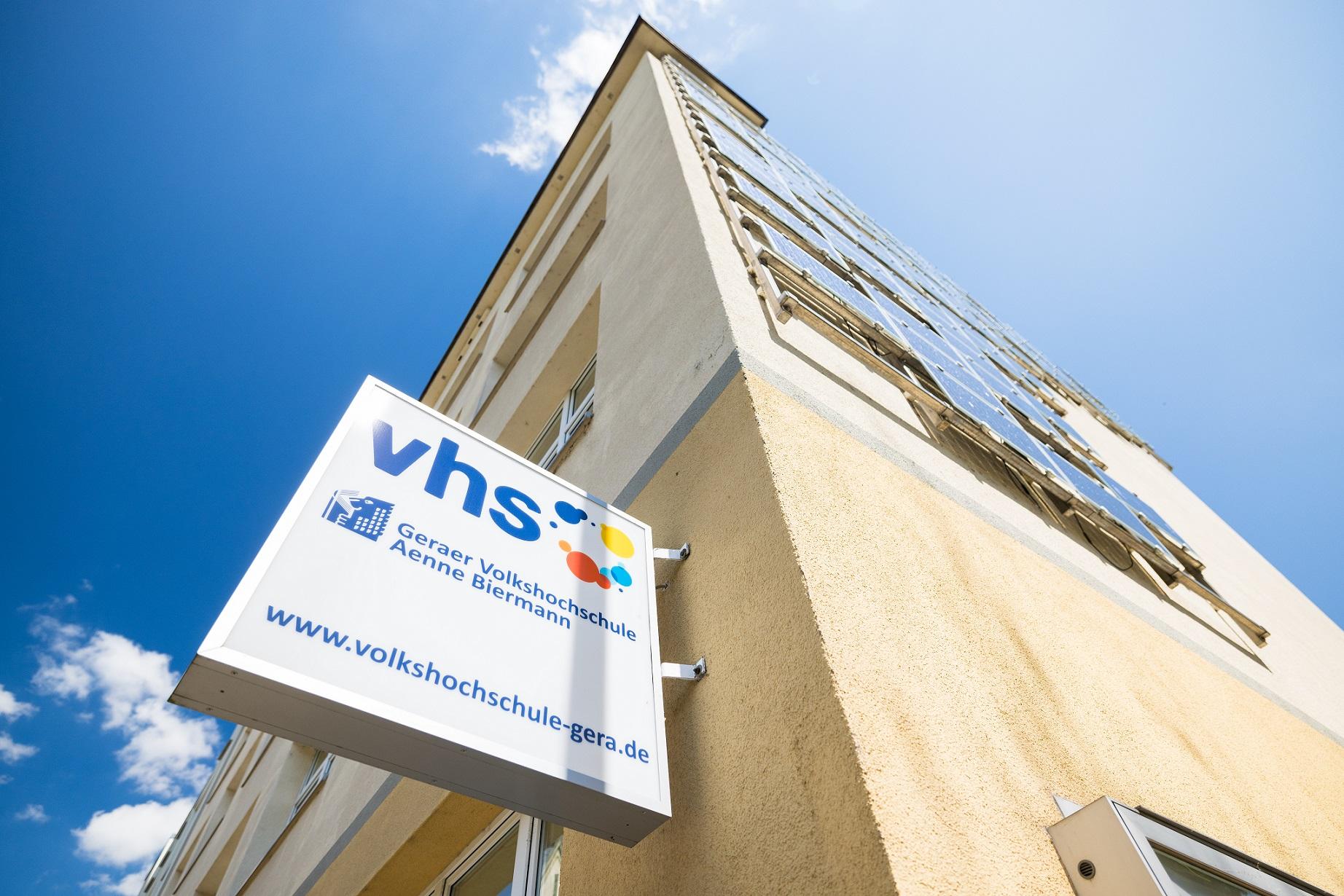 Vor einem Gebäude. © Stadt Gera