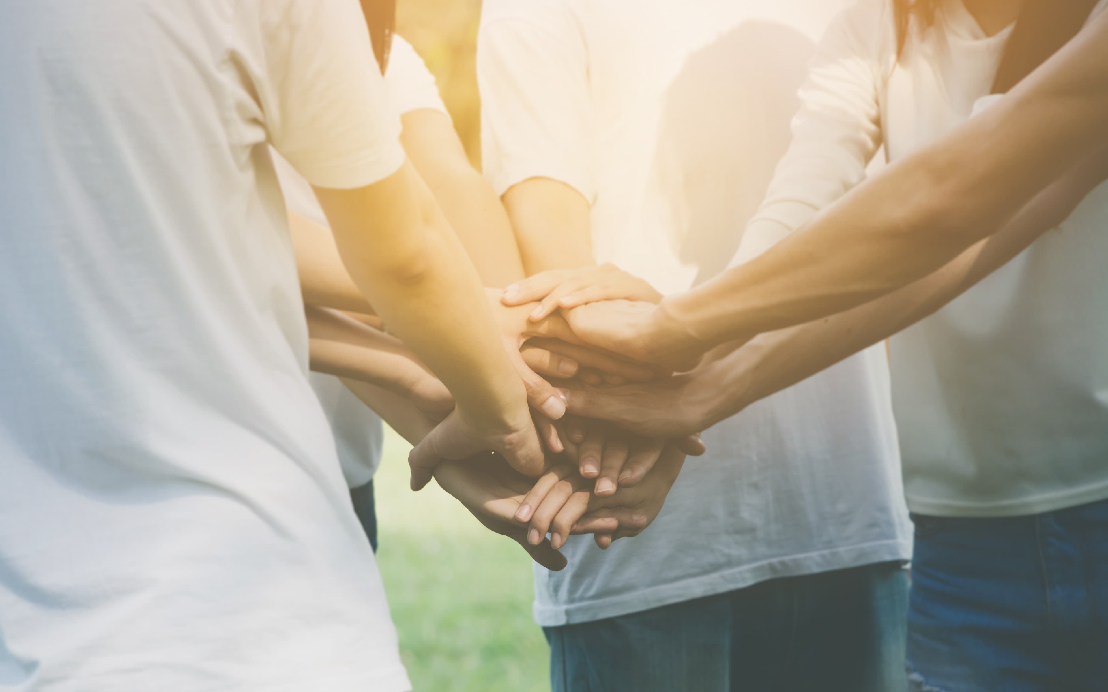 Mehrere Personen, die ihre Hände übereinander legen. © Monster Ztudio - stock.adobe.com