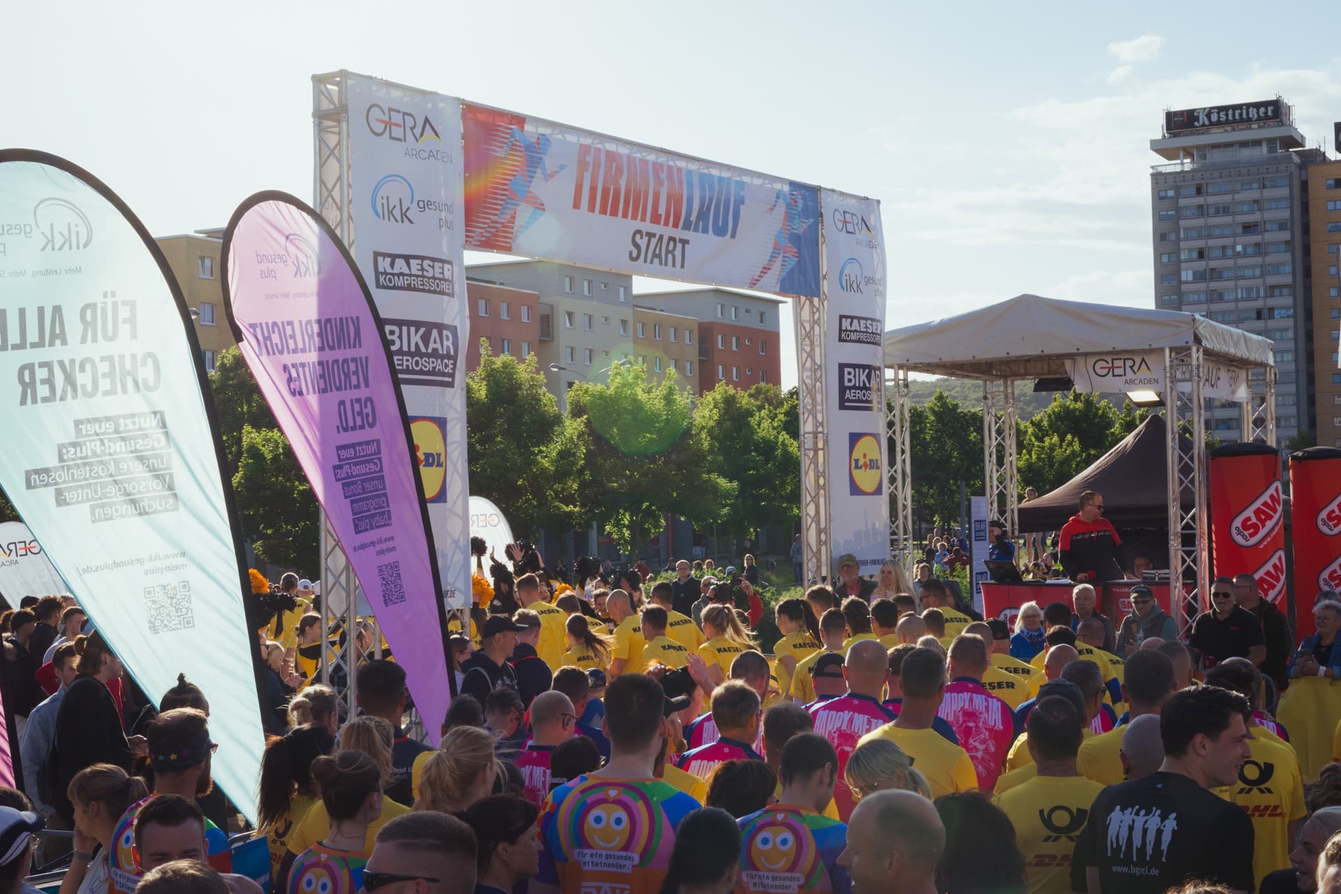 viele Menschen versammeln sich im Startbereich. © Sportwelt Veranstaltungs GmbH