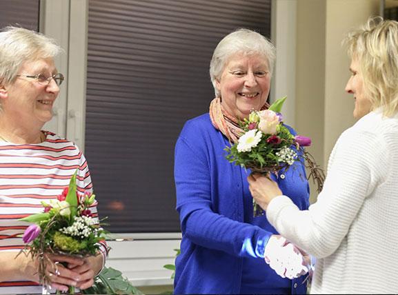 Zwei Frauen bekommen Blumen übergeben. © Stadt Gera / Funda