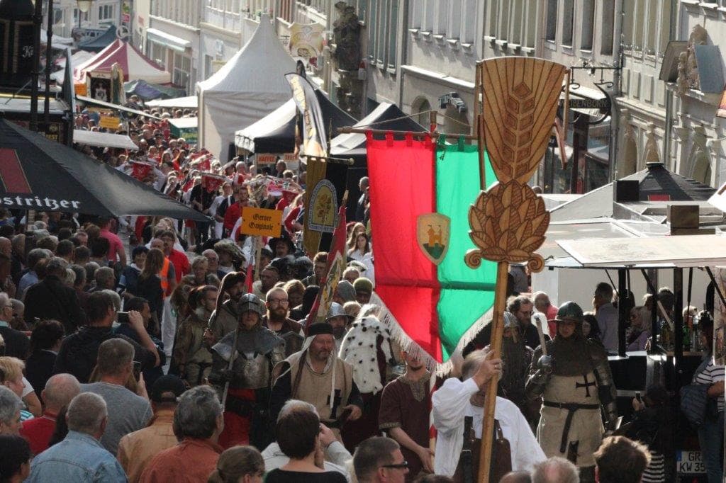 Höhlerfestumzug durch die Innenstadt Geras