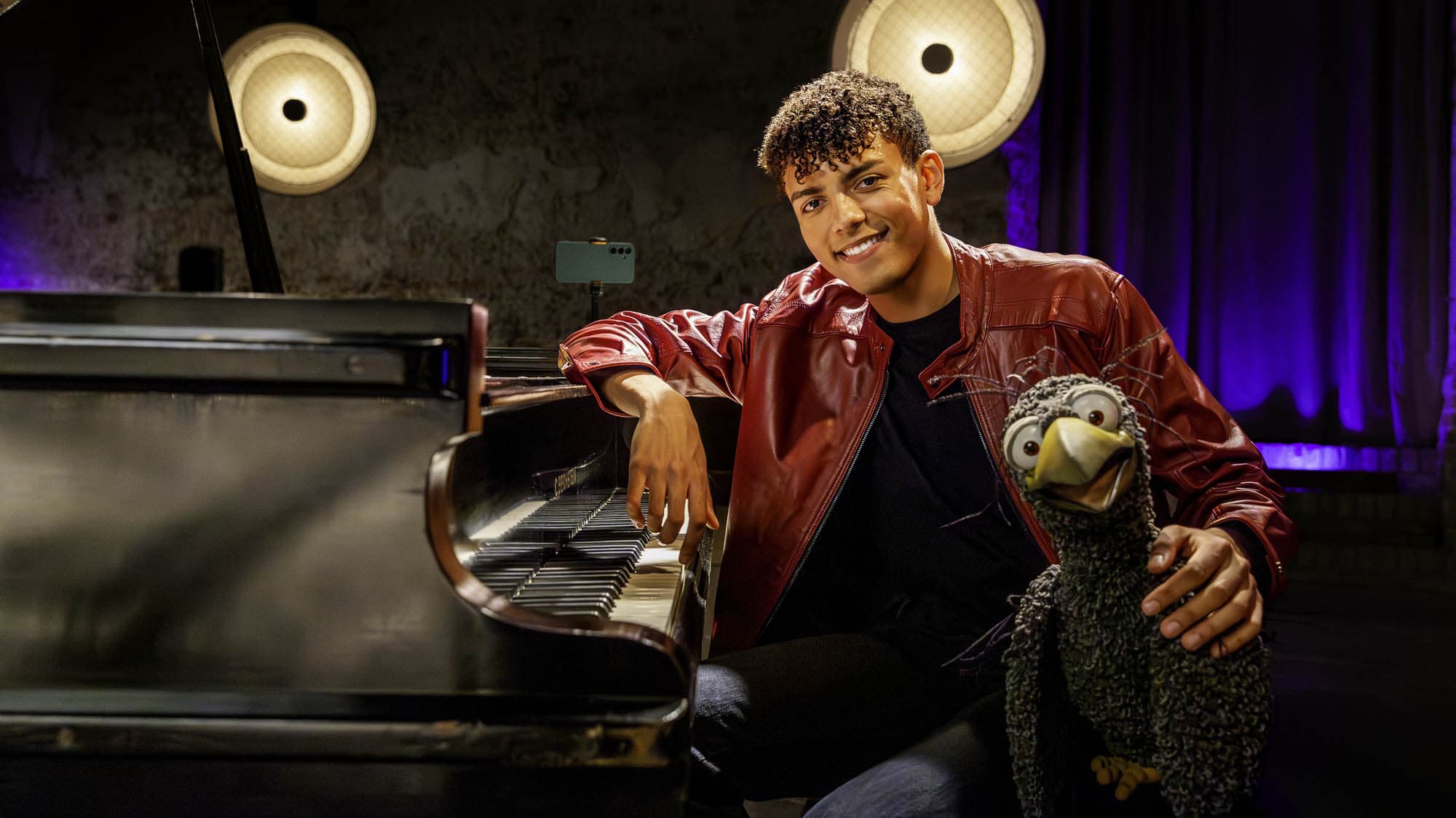 ein junger Herr mit einer Rabenpuppe am Klavier. © ©Adam Kaiser-Lynch