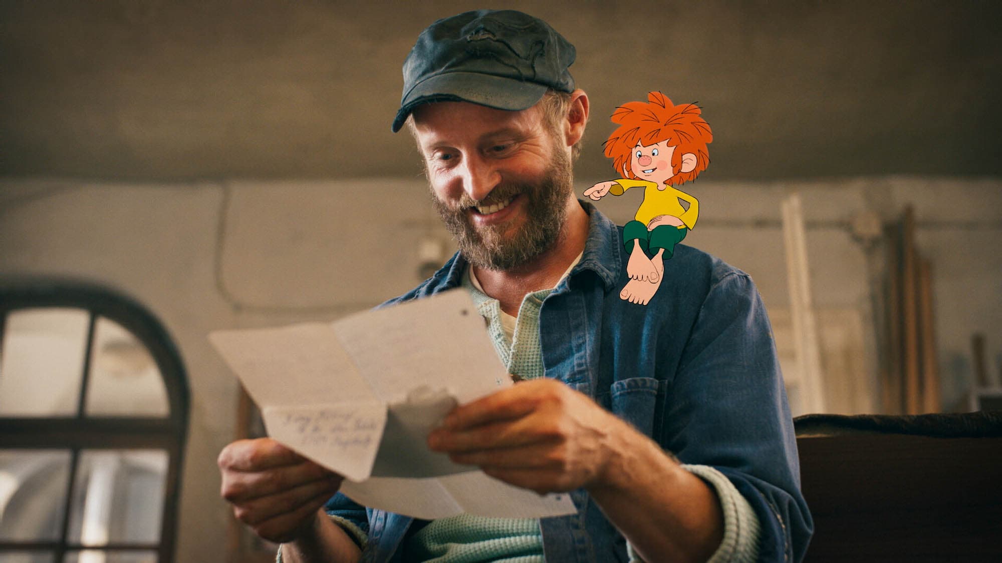 Pumuckl sitzt auf den Schultern vom Meister Eder. © ©NEUESUPER Constantin Film